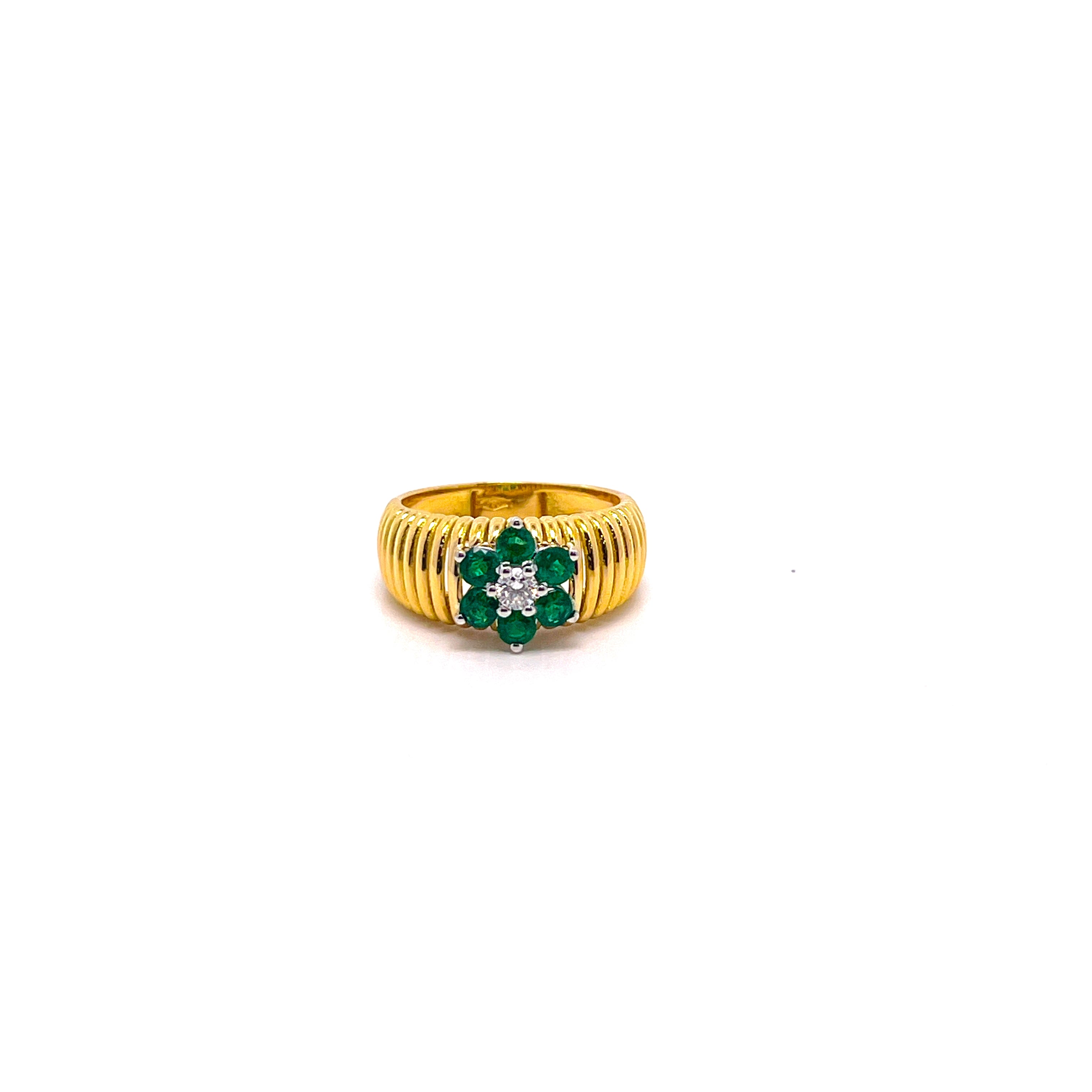 ANELLO IN ORO GIALLO CON FASCIA GRANDE CON FIORE CENTRALE DI SMERALDI E DIAMANTI