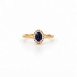 ANELLO IN ORO GIALLO, CON DIAMANTI E OVALE ZAFFIRO CENTRALE