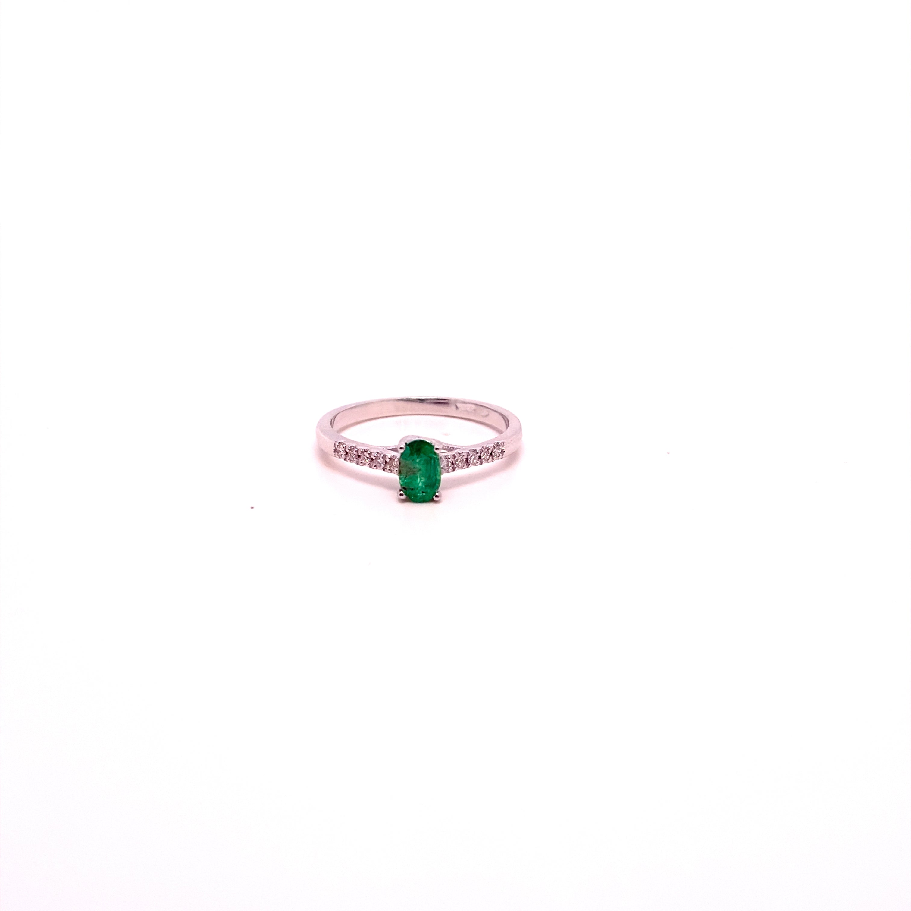 ANELLO IN ORO BIANCO CON DIAMANTI E SMERALDO CENTRALE