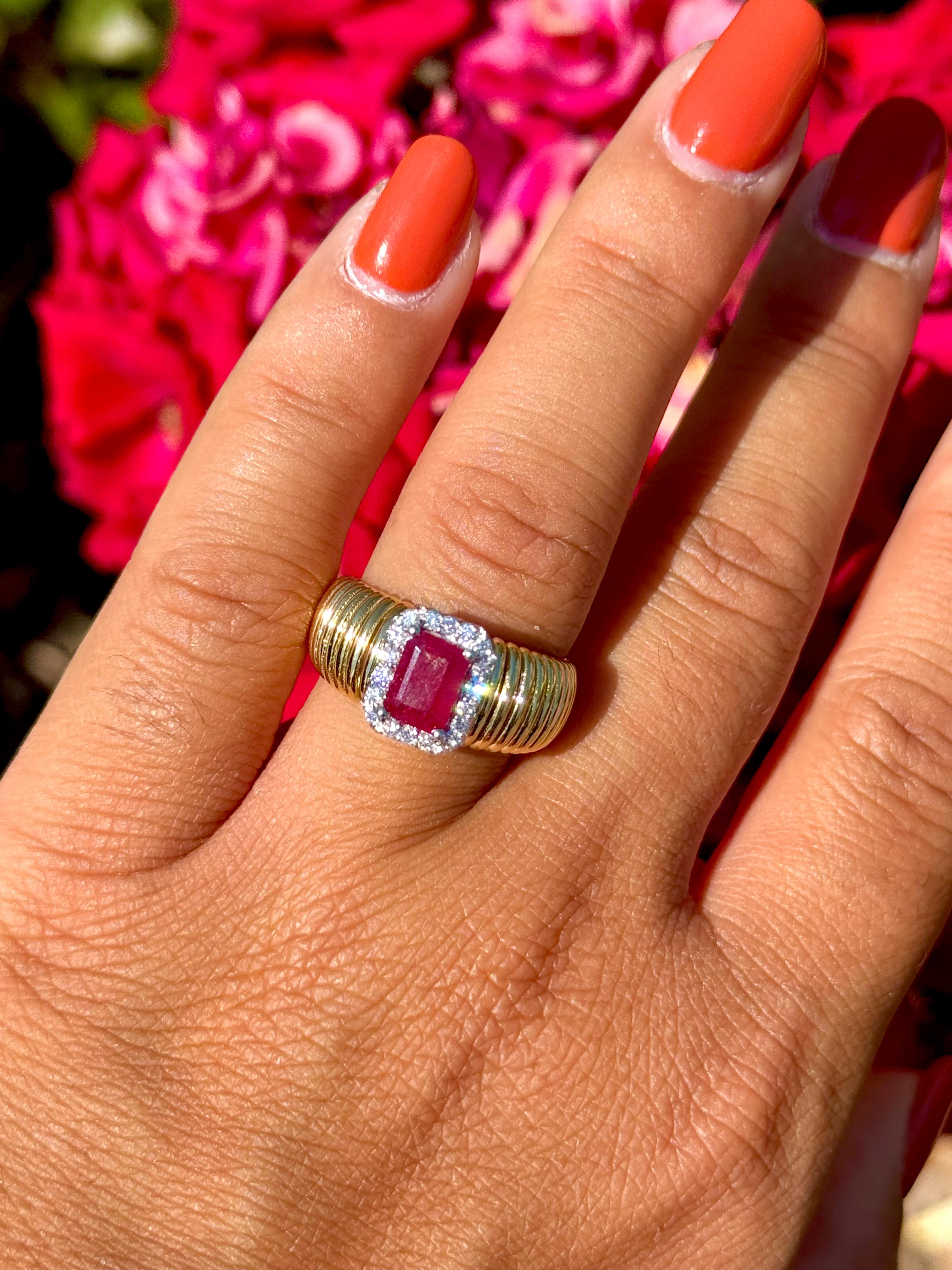 ANELLO FASCIA GRANDE IN ORO CON CENTRALE RUBINO E DIAMANTI