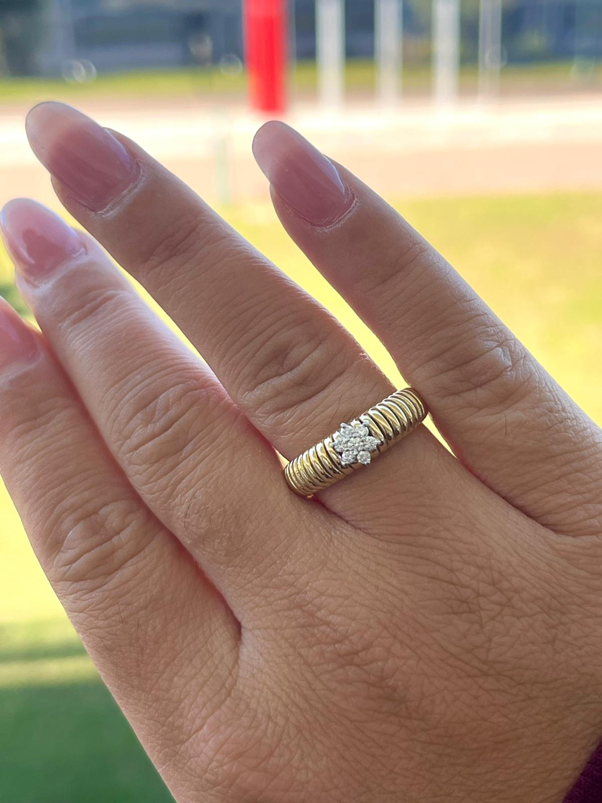ANELLO FASCIA STRETTA IN ORO GIALLO CON FIORE PICCOLO DI DIAMANTI