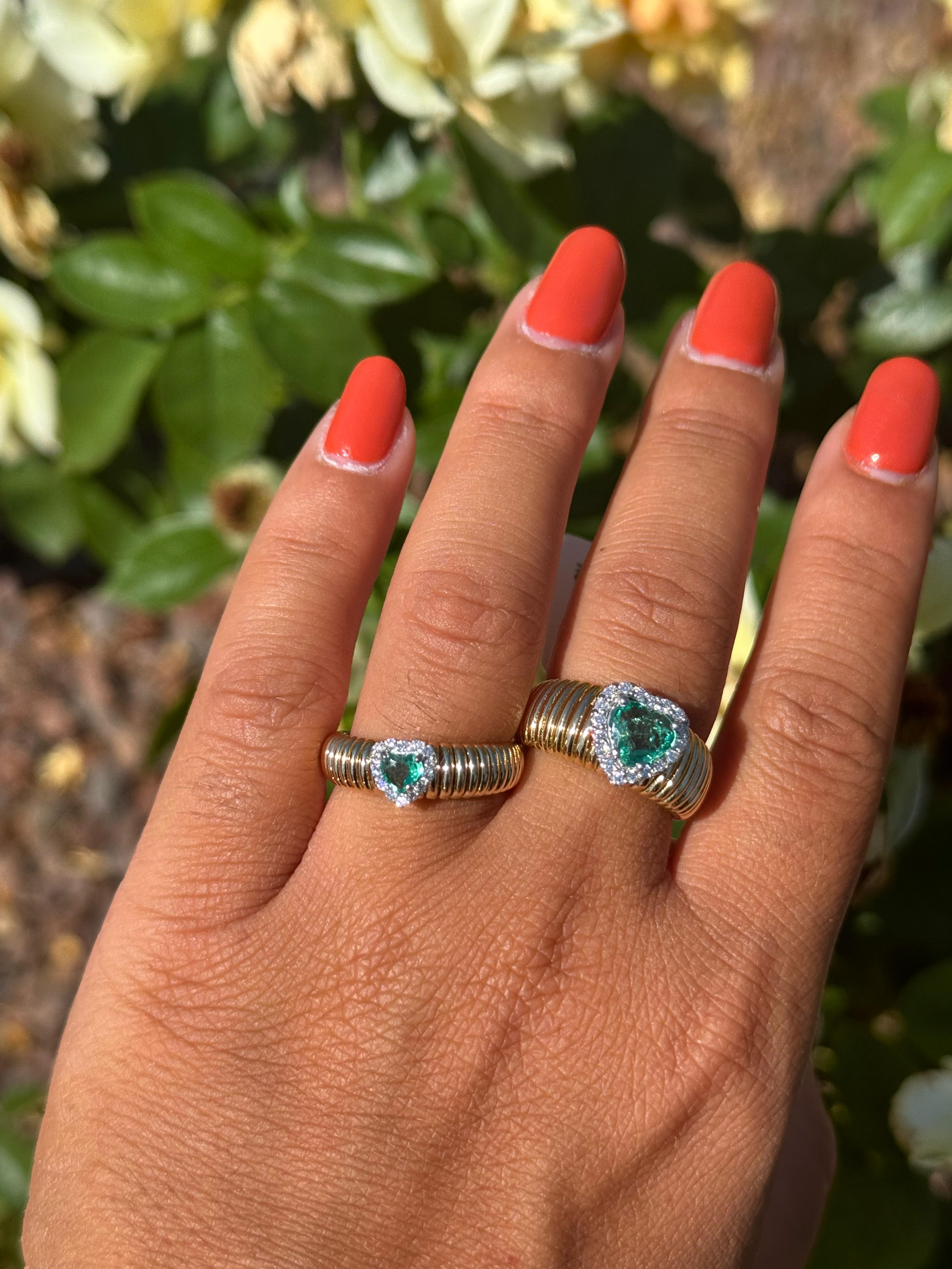 ANELLO FASCIA PICCOLA IN ORO GIALLO CON CUORE DI SMERALDO E DIAMANTI