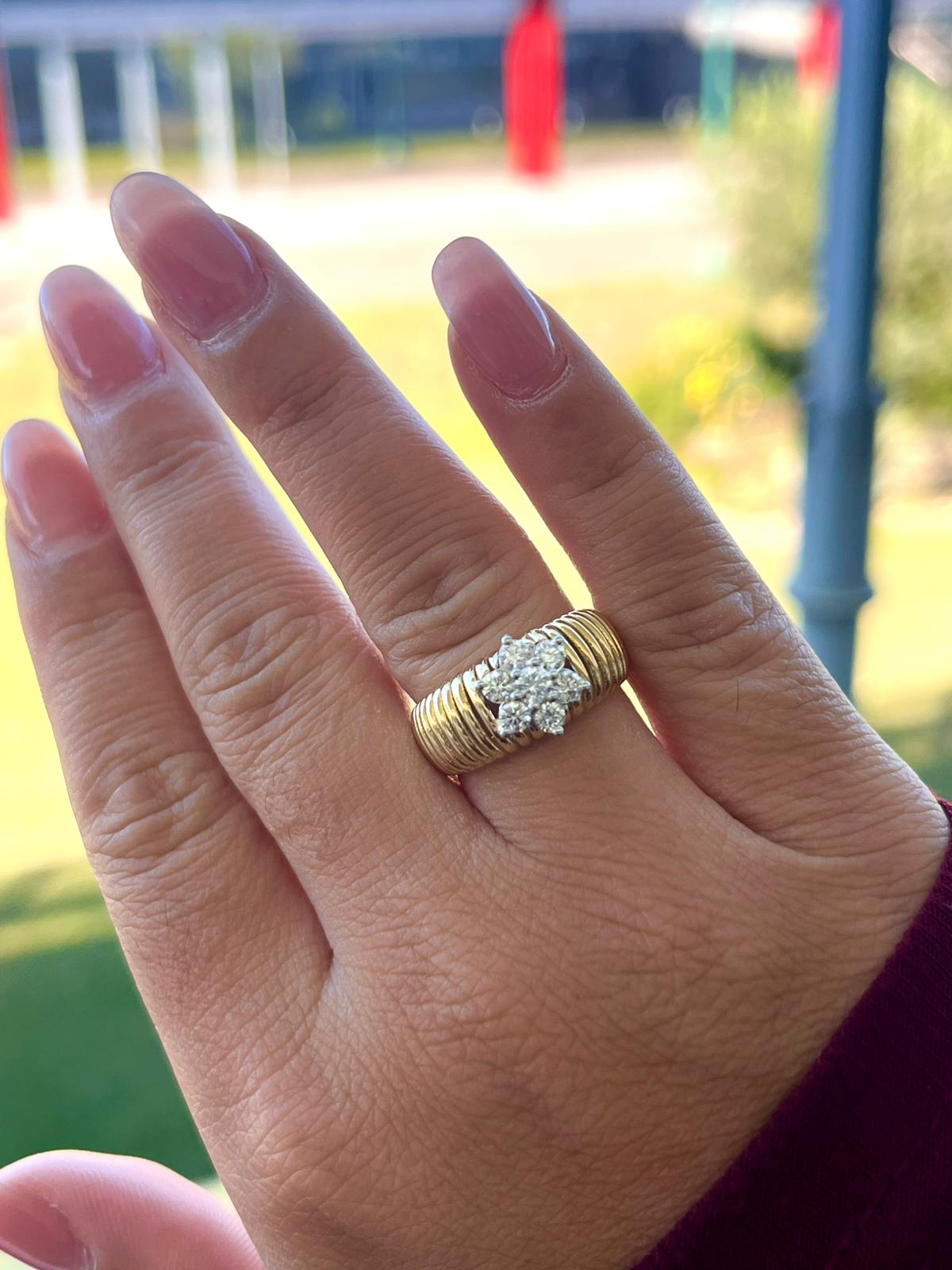 ANELLO FASCIA GRANDE IN ORO GIALLO CON FIORE DI DIAMANTI