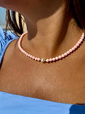 COLLANA CON PASTA DI CORALLO ROSA  CON PERLA CENTRALE CHIUSURA E PALLINE IN ORO GIALLO
