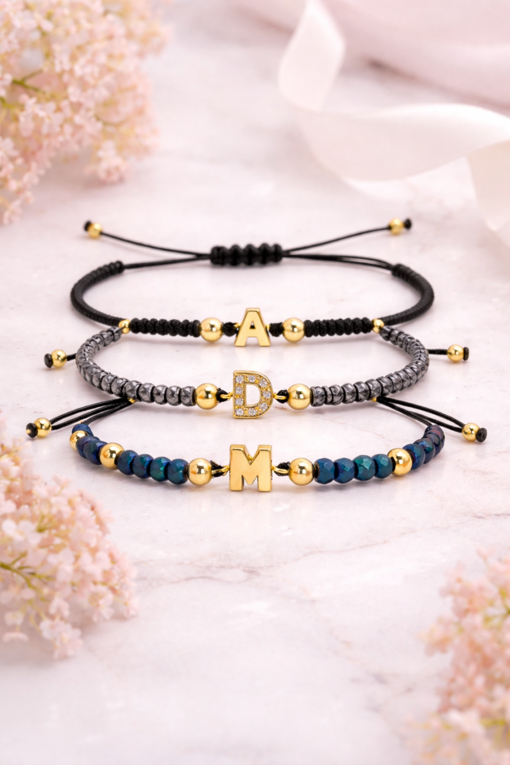BRACCIALE 9KT, IN ORO GIALLO CON LETTERA ED EMATITE