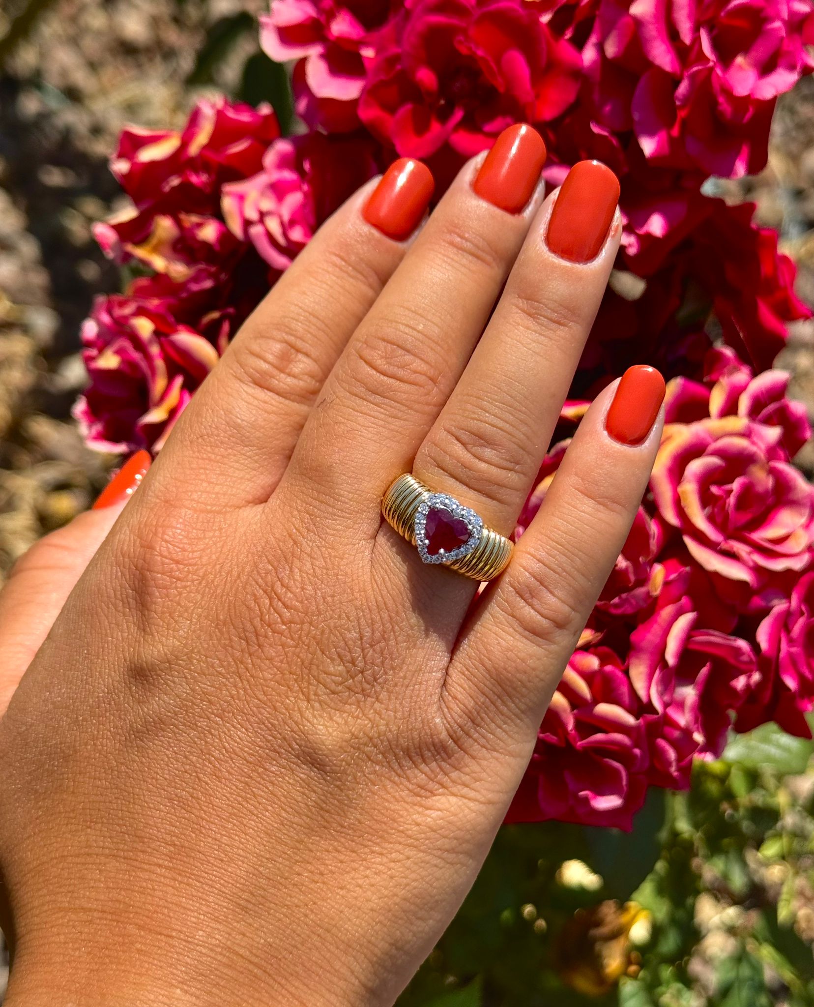 ANELLO FASCIA IN ORO GIALLO CON TAGLIO CUORE CENTRALE DI DIAMANTI E RUBINO