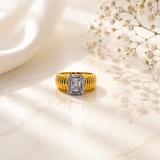 ANELLO FASCIA IN ORO GIALLO CON CENTRALE DI DIAMANTI BAGUETTE
