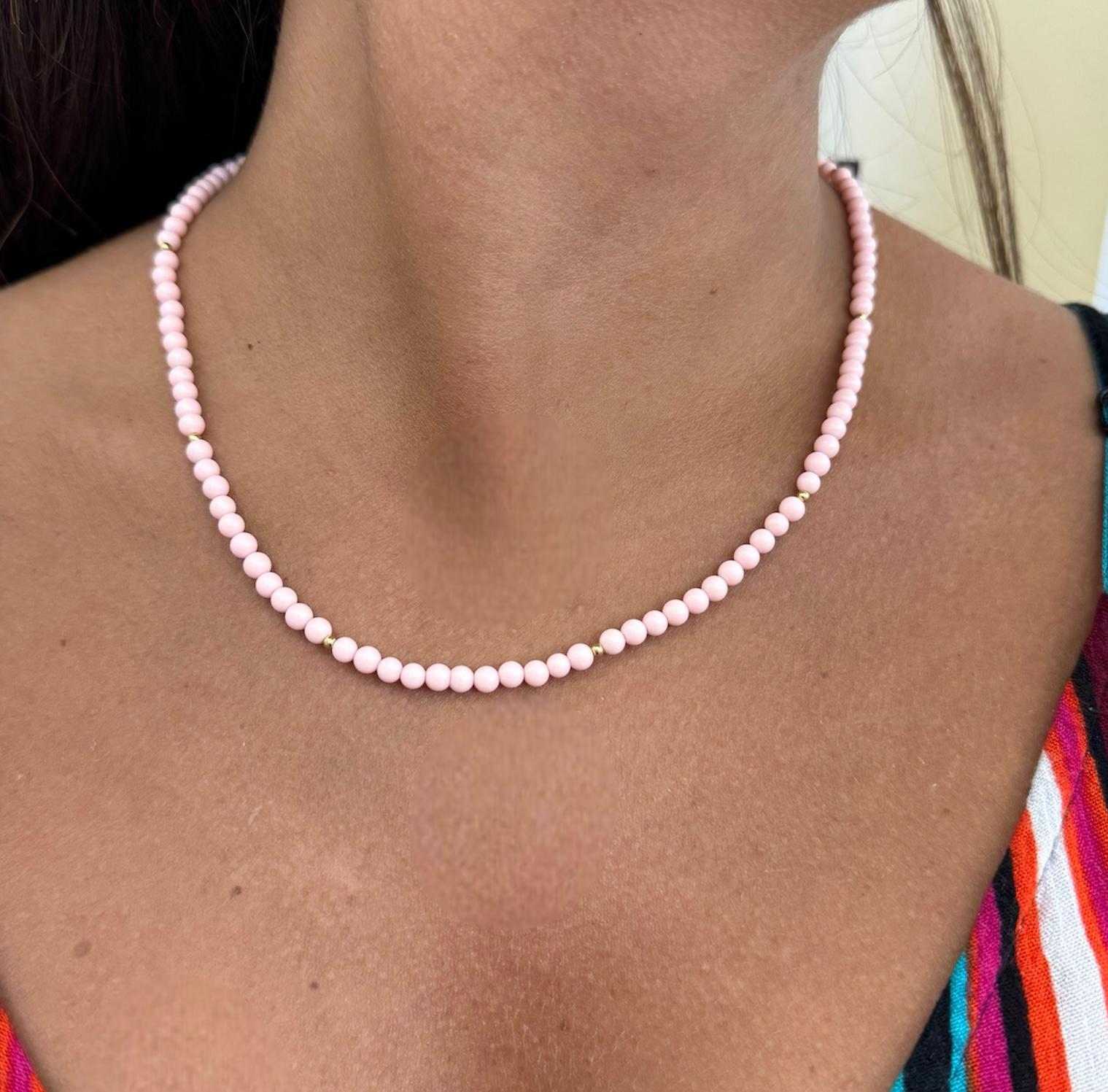 COLLANA CON PASTA DI CORALLO ROSA, CON PALLINE E CHIUSURA IN ORO GIALLO