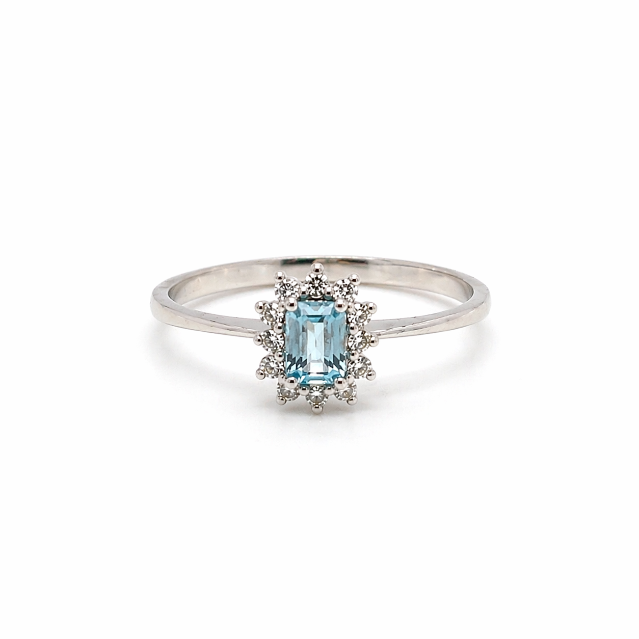 ANELLO IN ORO 9KT, ORO BIANCO CON CONTORNO DI DIAMANTI E QUADRATO ACQUAMARINA