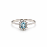 ANELLO IN ORO 9KT, ORO BIANCO CON CONTORNO DI DIAMANTI E QUADRATO ACQUAMARINA
