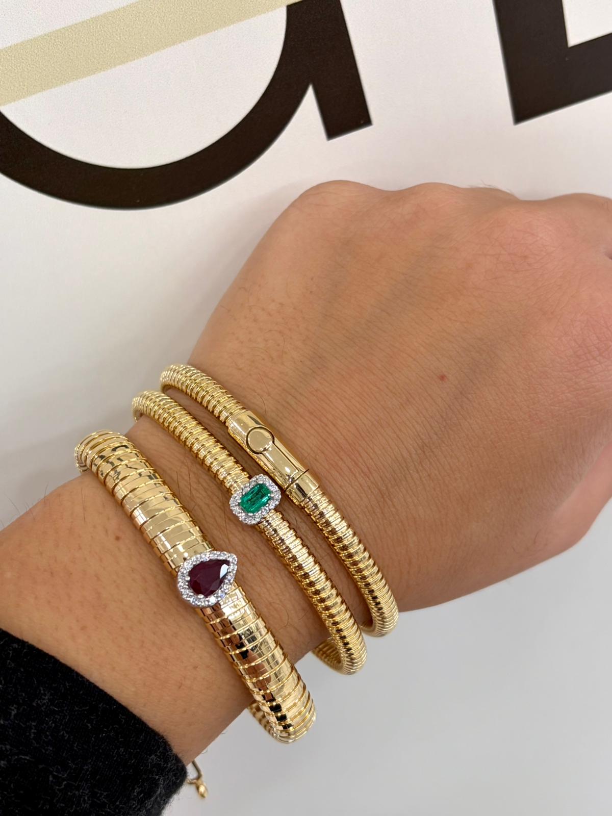 BRACCIALE RIGIDO IN ORO GIALLO CON DIAMANTI E GOCCIA DI RUBINI