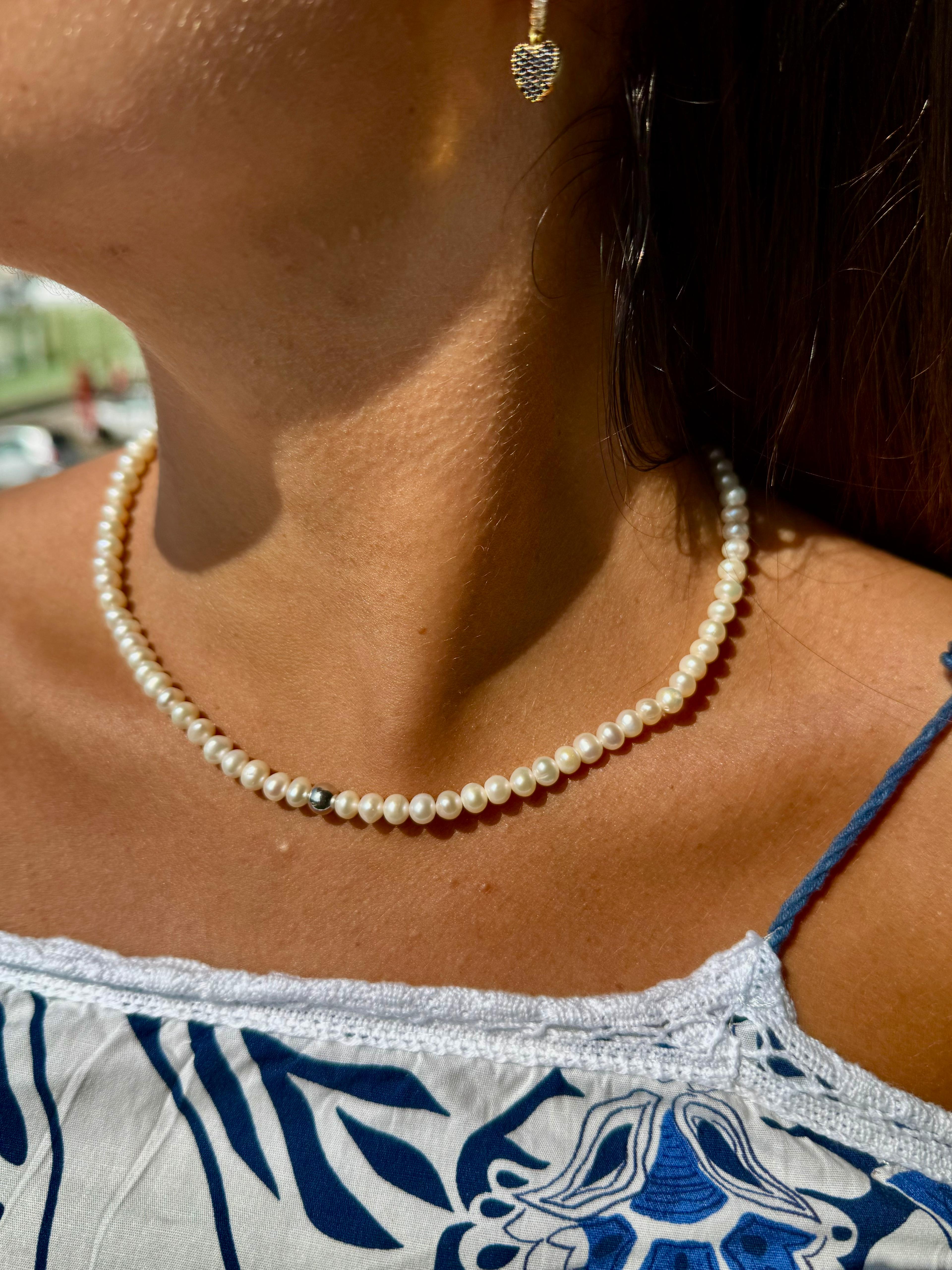 COLLANA CON PERLE E PALLINA CENTRALE IN ORO BIANCO, ORO 9KT