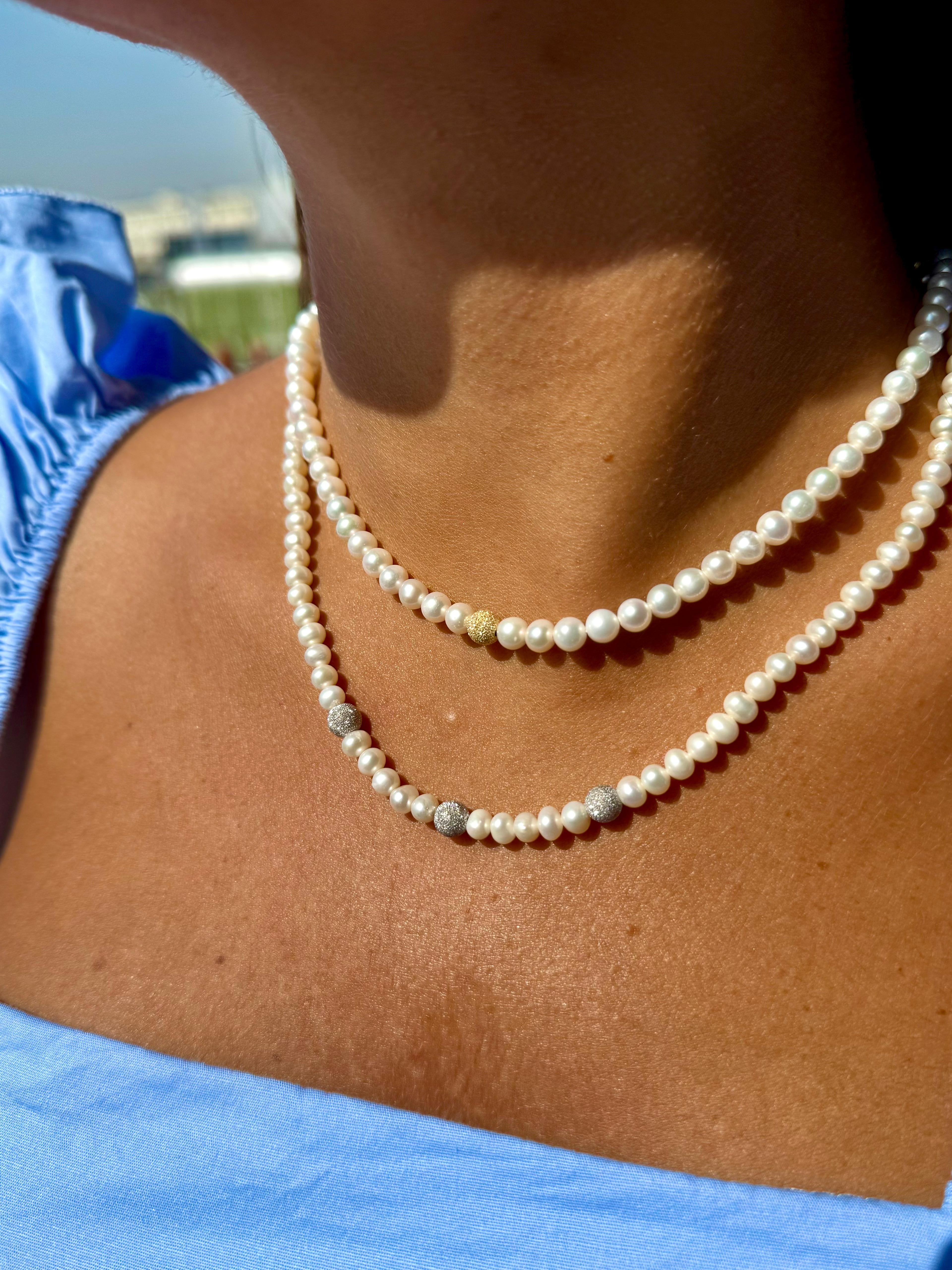 COLLANA CON PERLE E PALLINE SATINATE CHIUSURA IN ORO 18KT, ORO BIANCO
