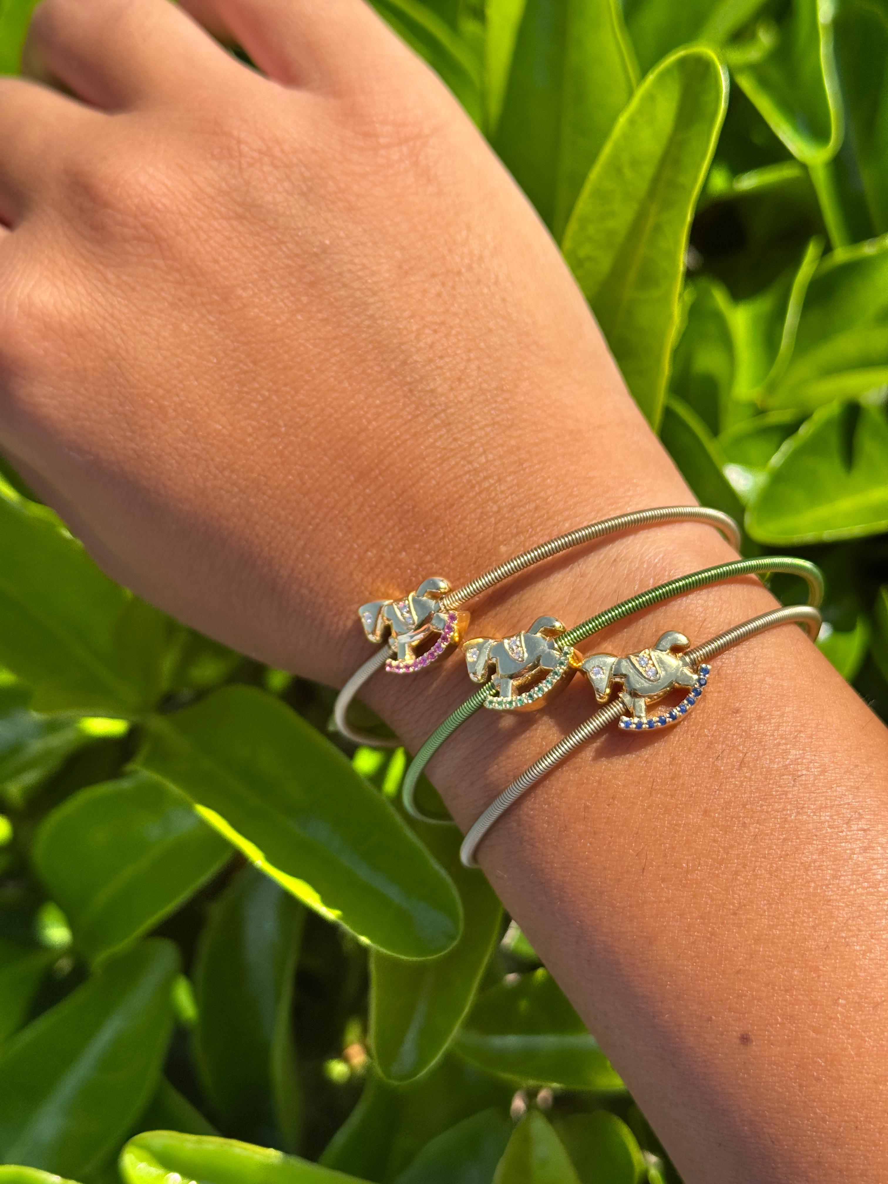 BRACCIALE CAVALLUCCIO A DONDOLO IN ORO GIALLO CON SMERALDI  E DIAMANTI 9KT