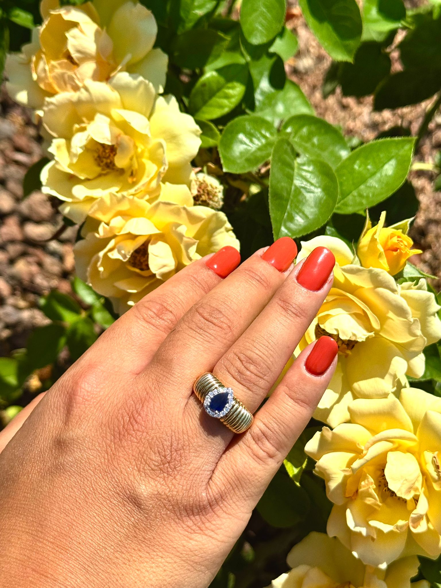 ANELLO FASCIA IN ORO GIALLO CON TAGLIO GOCCIA CENTRALE DI DIAMANTI E ZAFFIRO