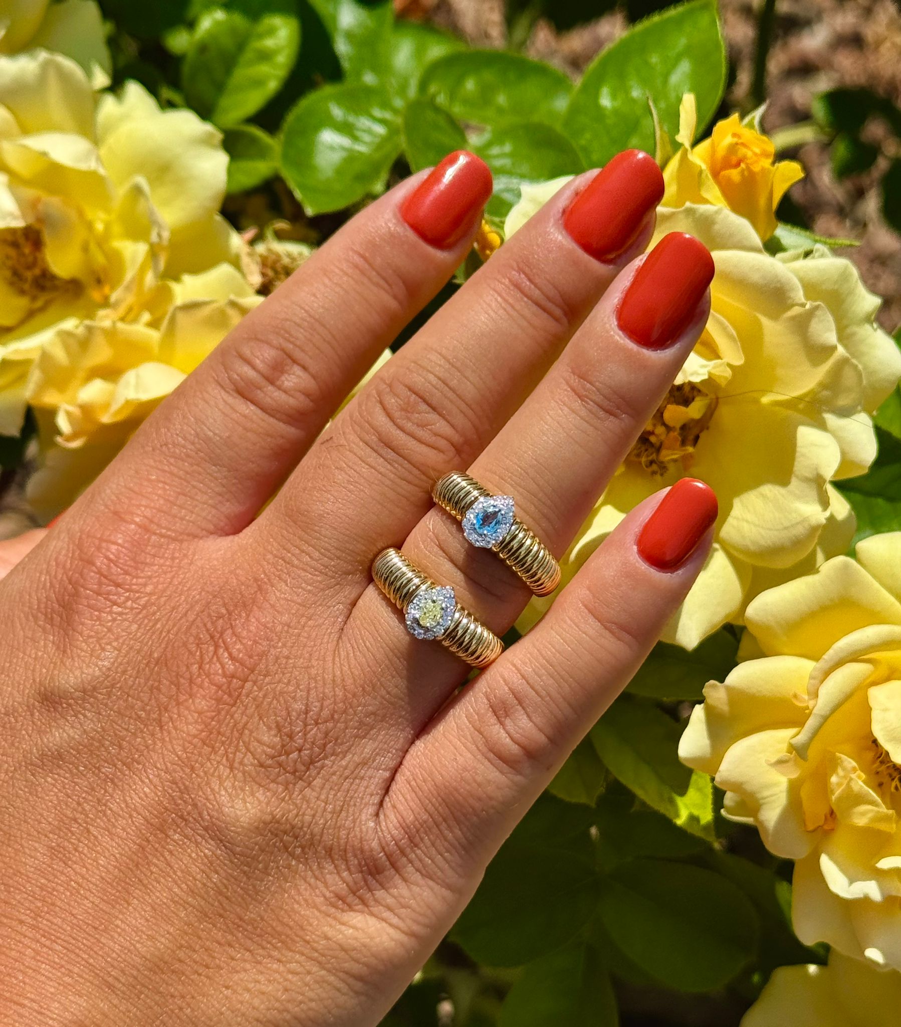 ANELLO FASCIA STRETTA IN ORO GIALLO CON GOCCIA CENTRALE DI DIAMANTI E ACQUAMARINA