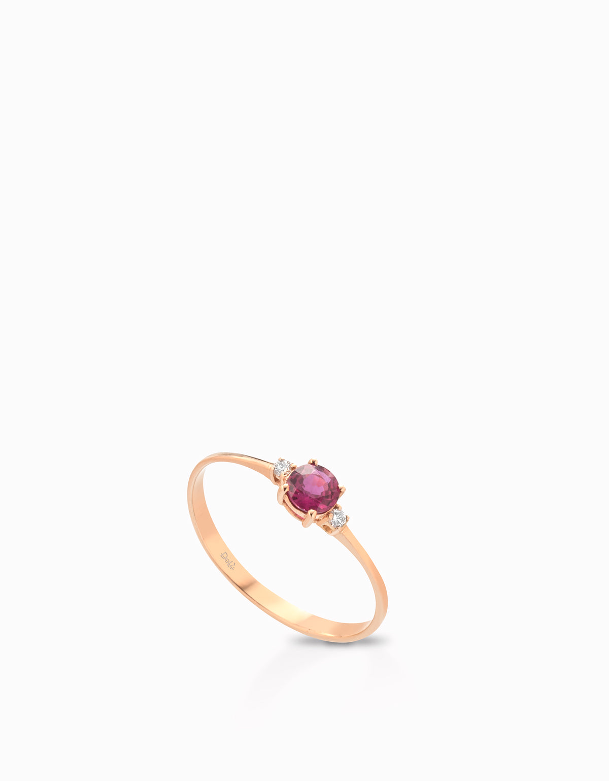 ANELLO CON RUBINO CENTRALE IN ORO ROSA CON DUE DIAMANTI LATERALI