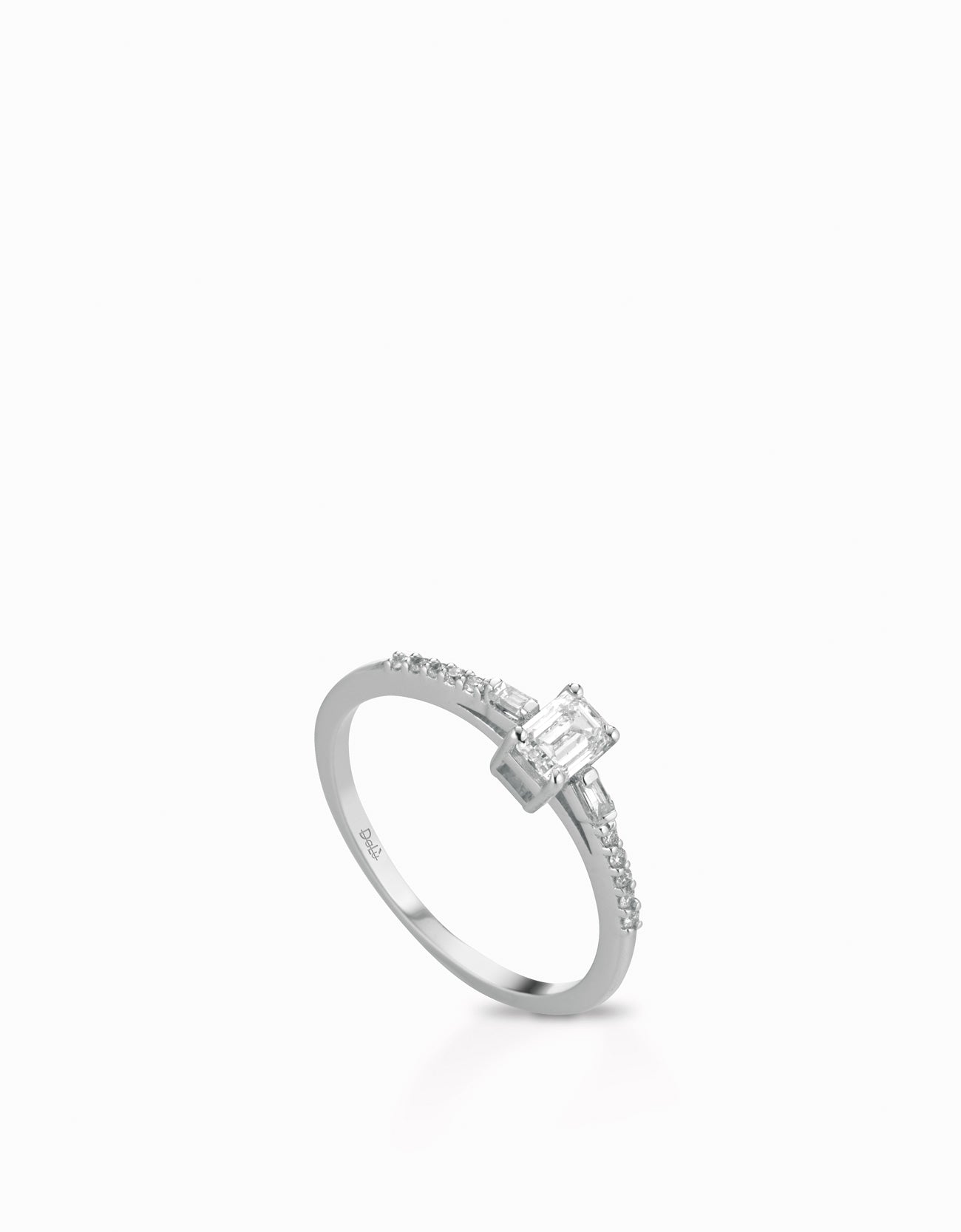 SOLITARIO CON TAGLIO SMERALDO E DIAMANTI LATERALI IN ORO BIANCO