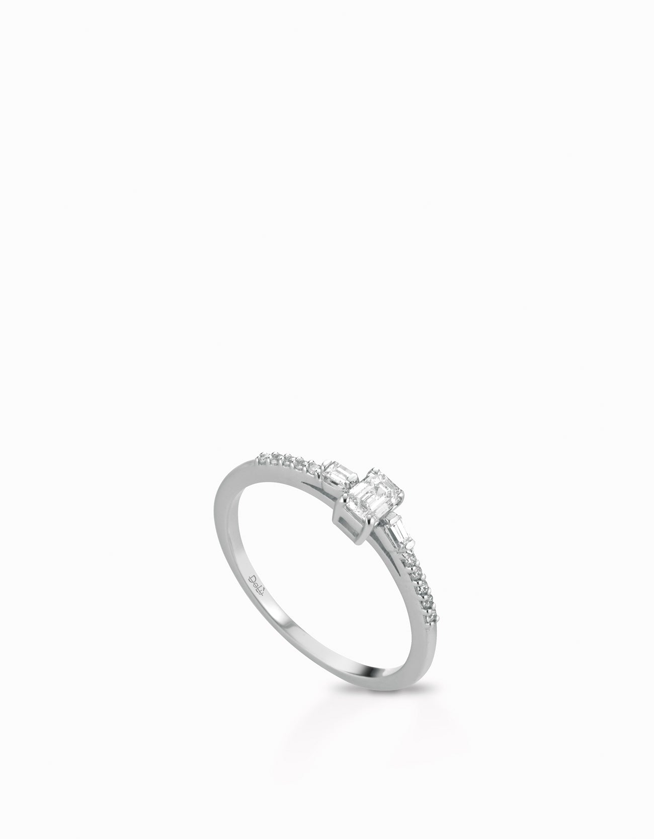 SOLITARIO CON TAGLIO SMERALDO E DIAMANTI LATERALI IN ORO BIANCO