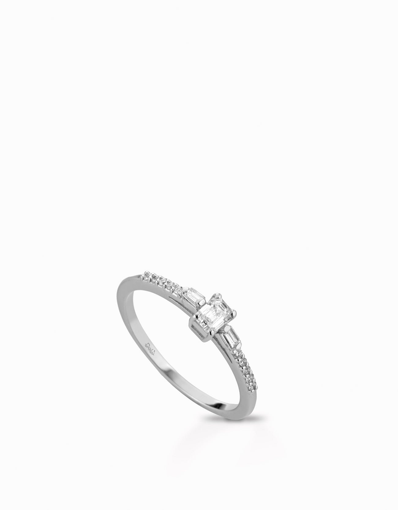 SOLITARIO CON TAGLIO SMERALDO E DIAMANTI LATERALI IN ORO BIANCO