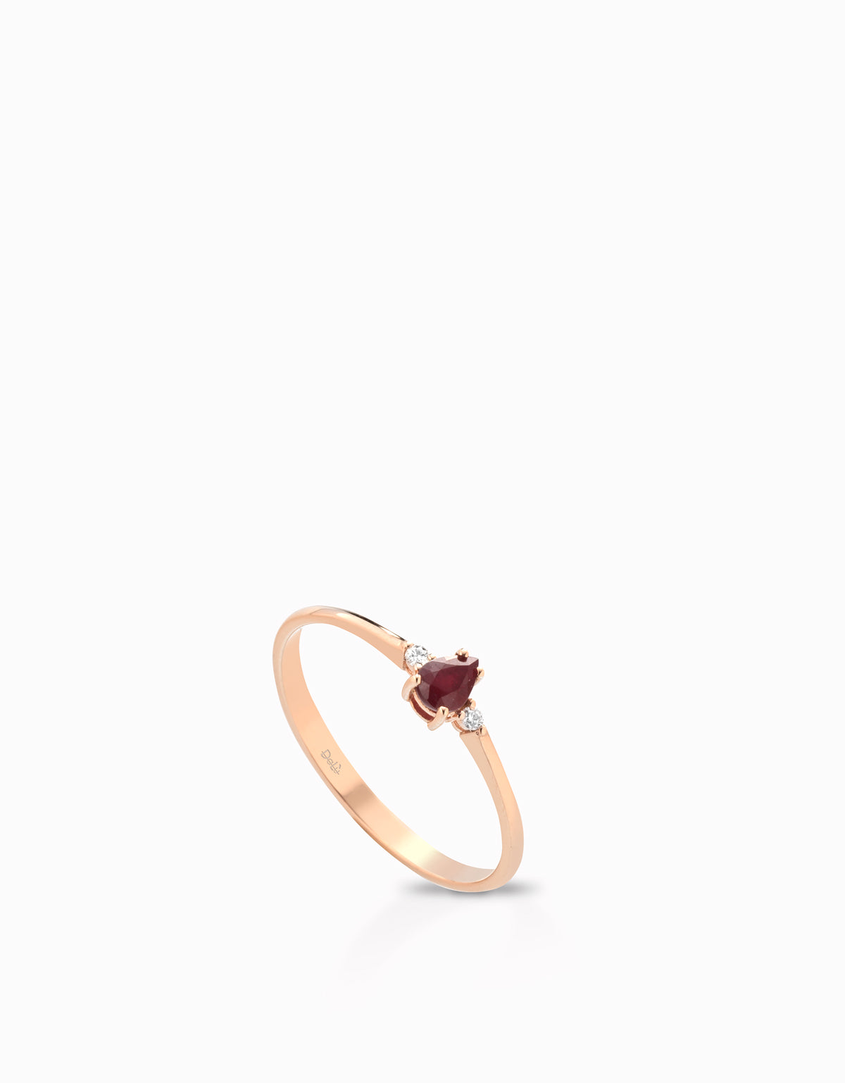 ANELLO CON GOCCIA DI RUBINO CENTRALE IN ORO ROSA E DUE DIAMANTI LATERALI