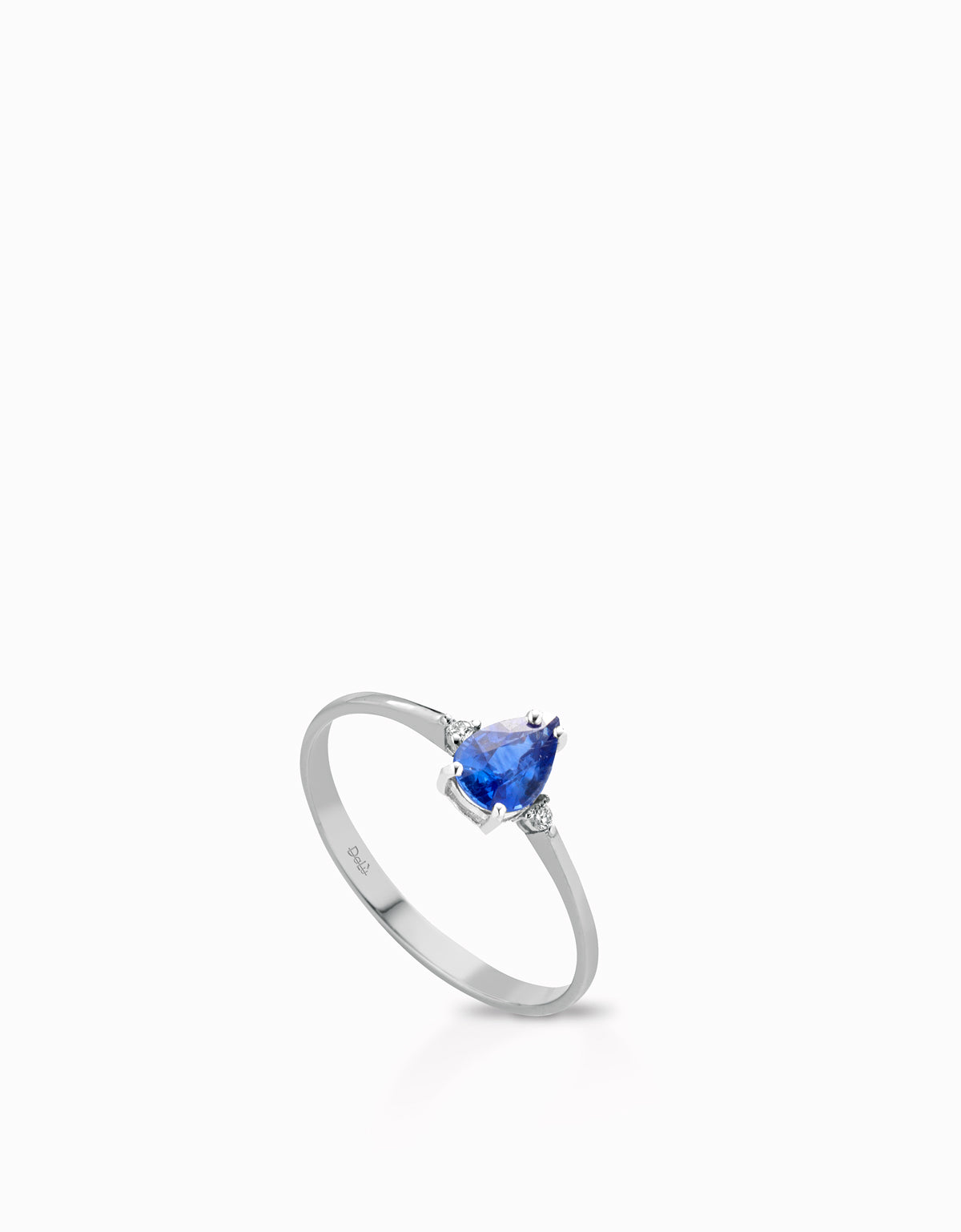 ANELLO CON ZAFFIRO CENTRALE A GOCCIA IN ORO BIANCO CON DUE DIAMANTI LATERALI