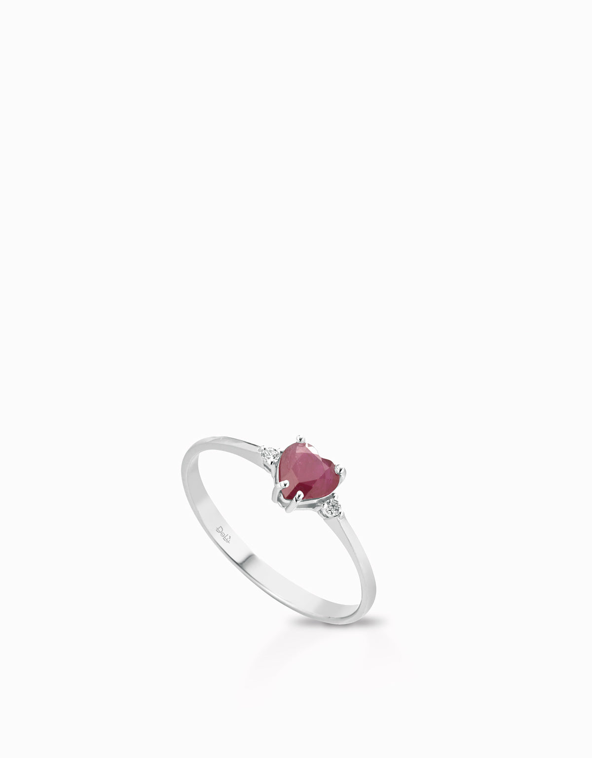 ANELLO CON CUORE DI RUBINO CENTRALE IN ORO BIANCO E DUE DIAMANTI LATERALI