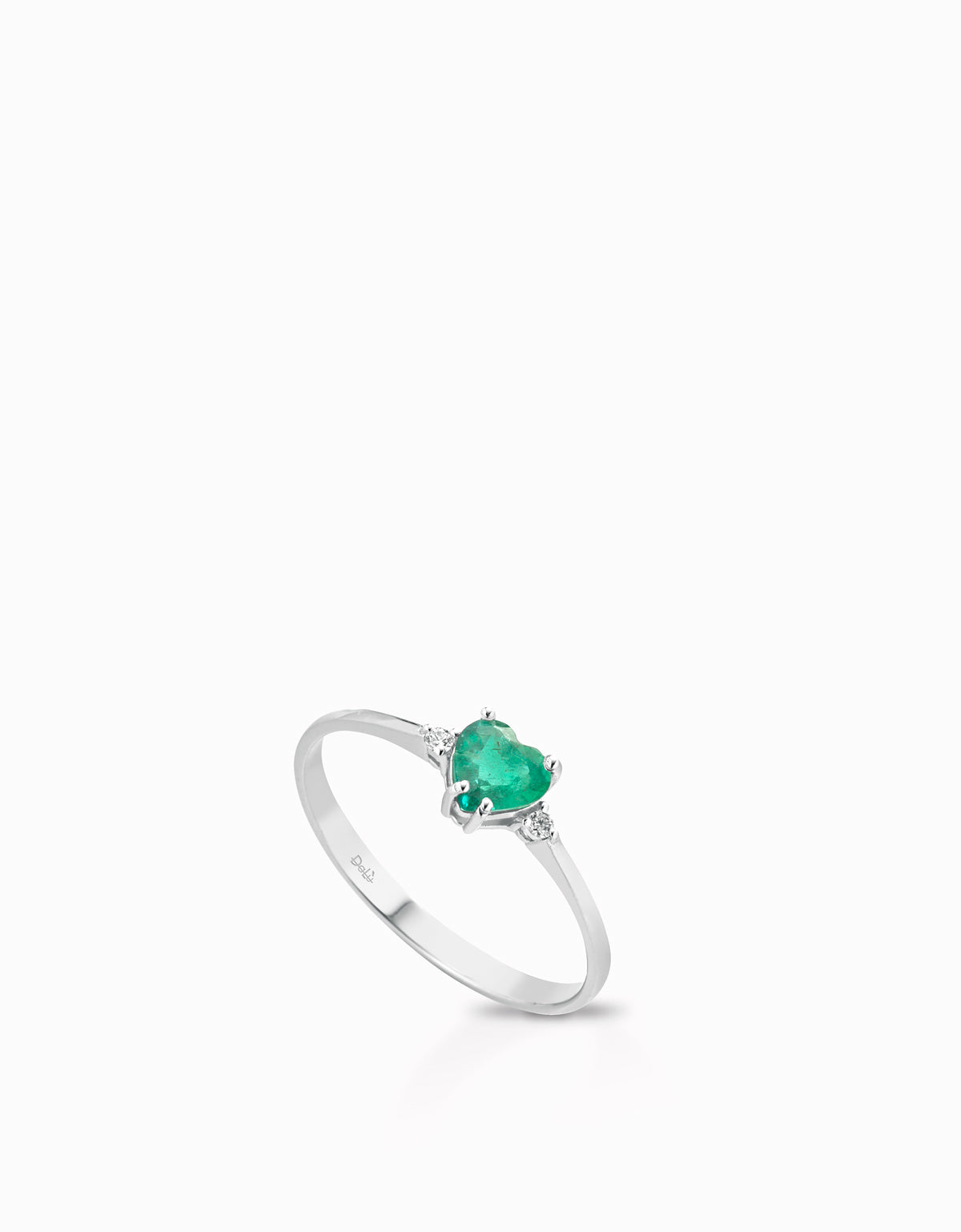 ANELLO CON CUORE DI SMERALDO IN ORO BIANCO E DUE DIAMANTI LATERALI