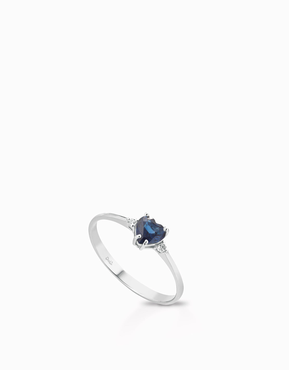 ANELLO CON CUORE DI ZAFFIRO IN ORO BIANCO E DUE DIAMANTI LATERALI