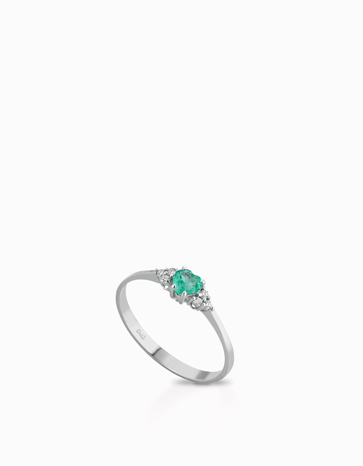 ANELLO CON CUORE CENTRALE DI SMERALDO IN ORO BIANCO E SEI DIAMANTI LATERALI