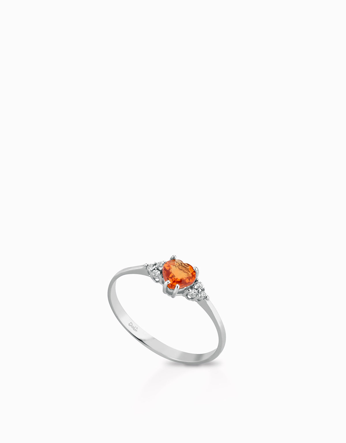 ANELLO CON CUORE CENTRALE DI CORINDONE IN ORO BIANCO CON SEI DIAMANTI LATERALI