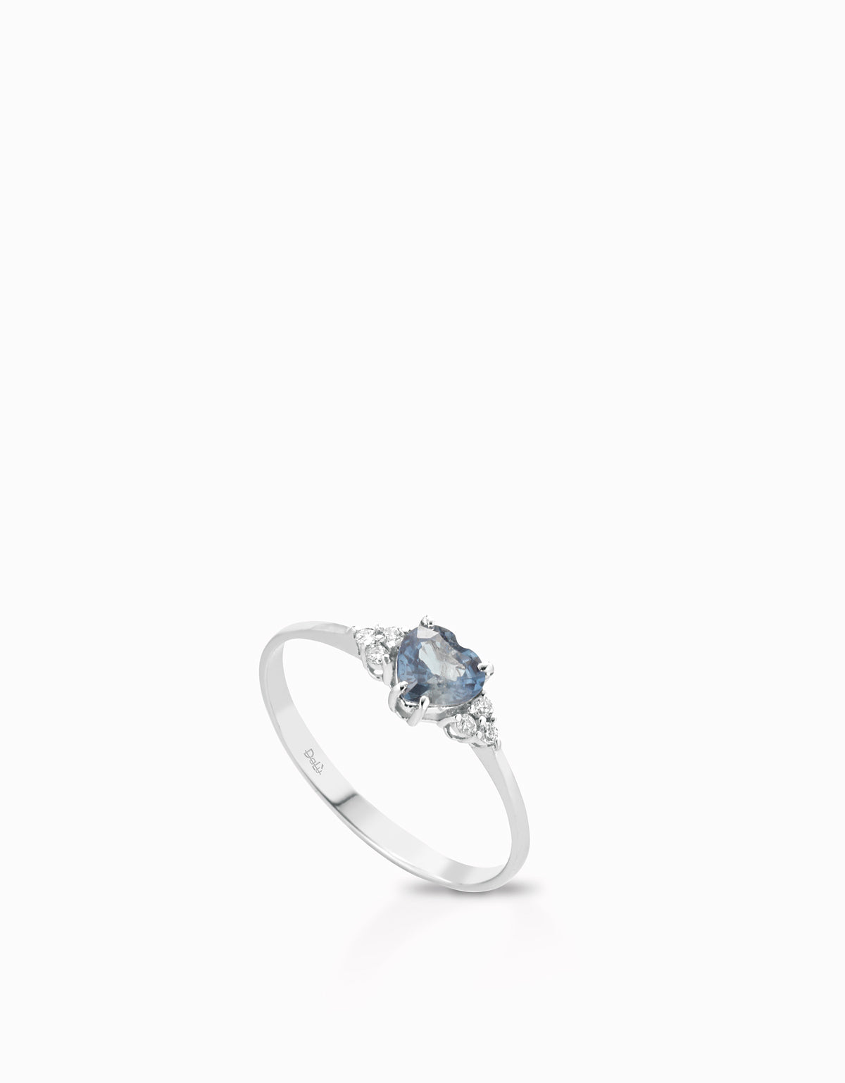 ANELLO CON CUORE CENTRALE ZAFFIRO IN ORO BIANCO E SEI DIMANTI LATERALI