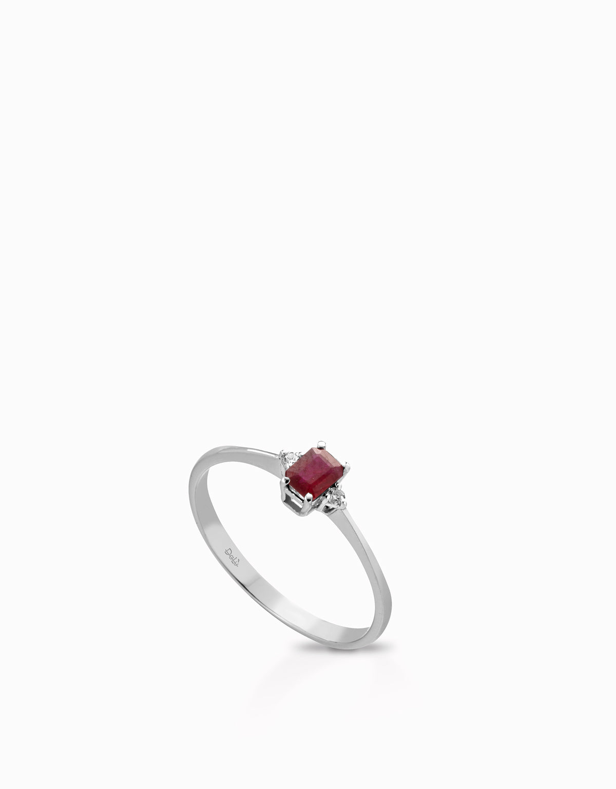 ANELLO CON CENTRALE RUBINO IN ORO BIANCO CON DUE DIAMANTI LATERALI