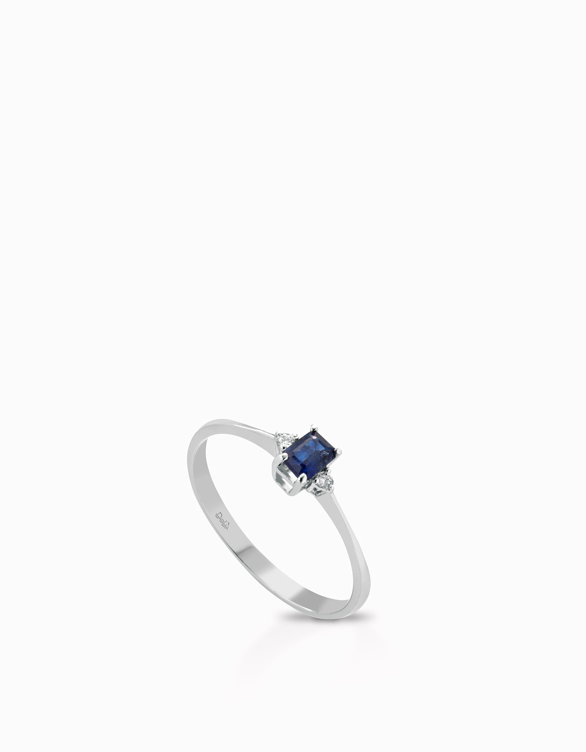 ANELLO CON CENTRALE DI ZAFFIRO IN ORO BIANCO E DUE DIAMANTI LATERALI