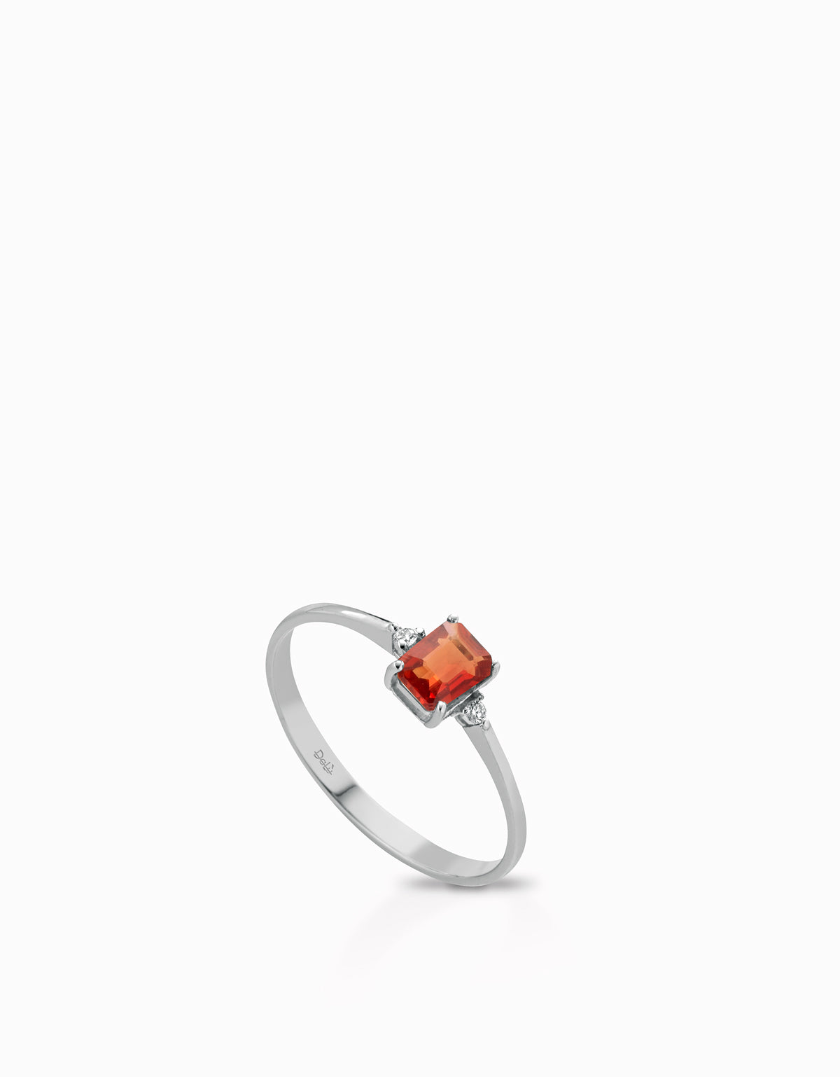 ANELLO CON CORINDONE CENTRALE IN ORO BIANCO E DUE DIAMANTI LATERALI