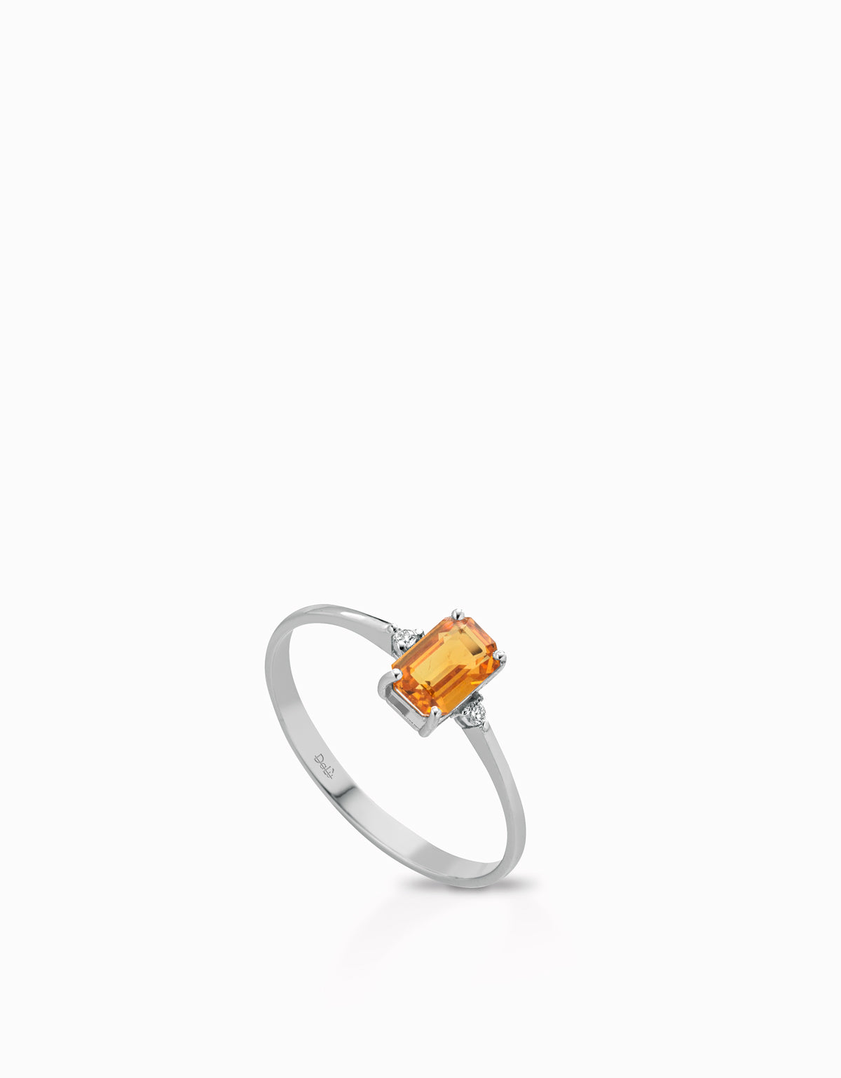 ANELLO CON CENTRALE DI CORINDONE IN ORO BIANCO E DUE DIAMANTI LATERALI