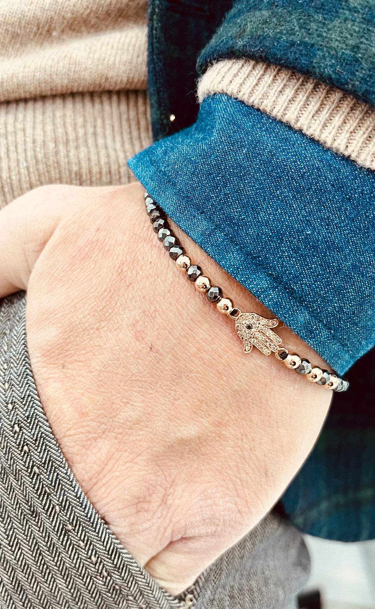 bracciale con mano di fatima in oro rosa ematite e diamanti neri e brown