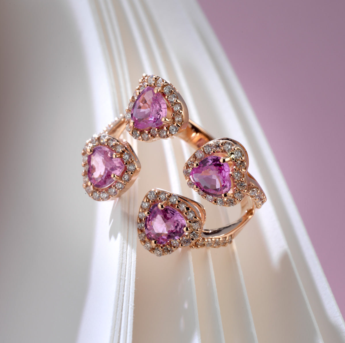 ANELLO IN ORO ROSA CON DIAMANTI E 4 CUORI DI ZAFFIRI ROSA