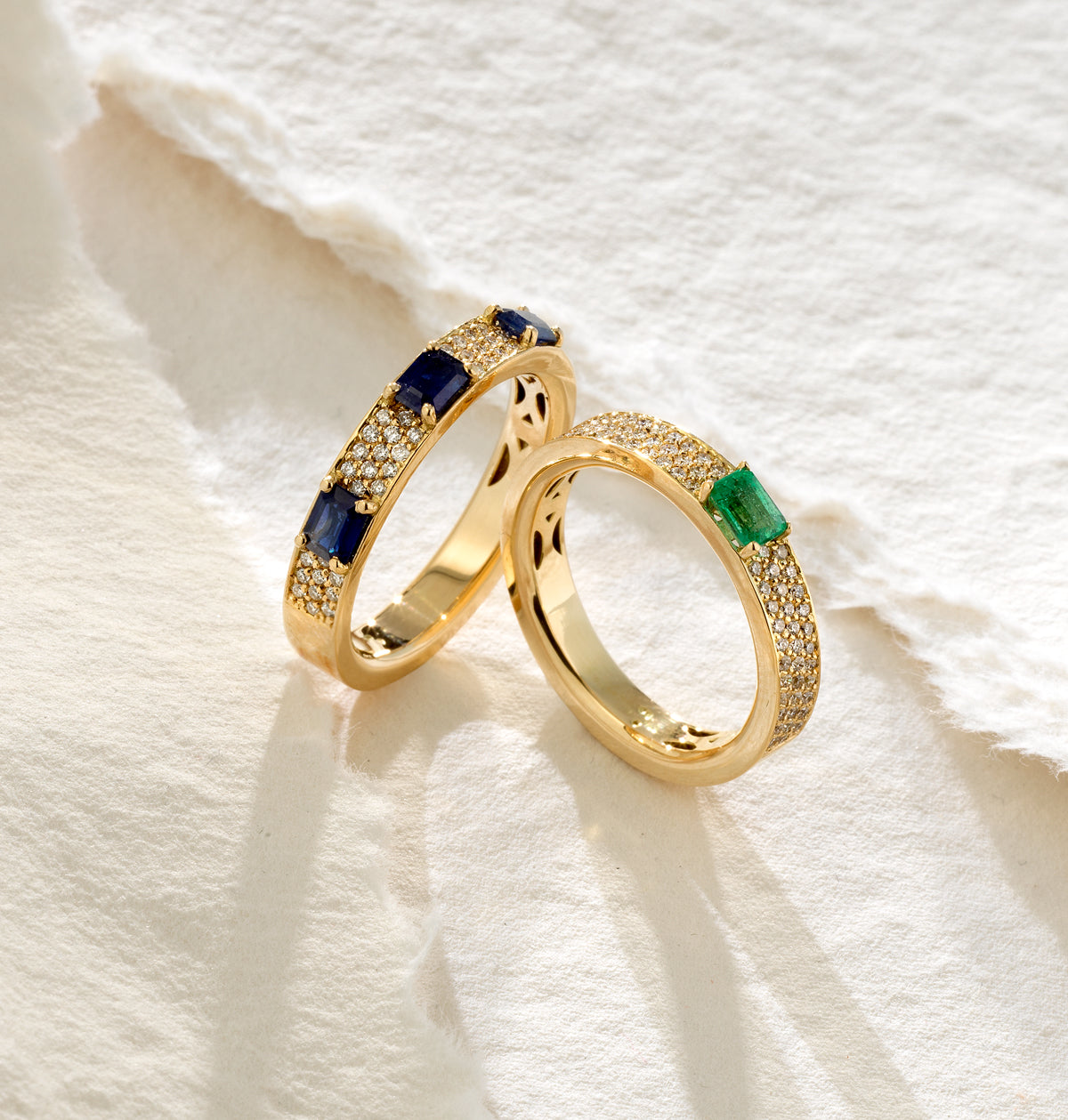 ANELLO FASCIA IN ORO GIALLO CON DIAMANTI E ZAFFIRI