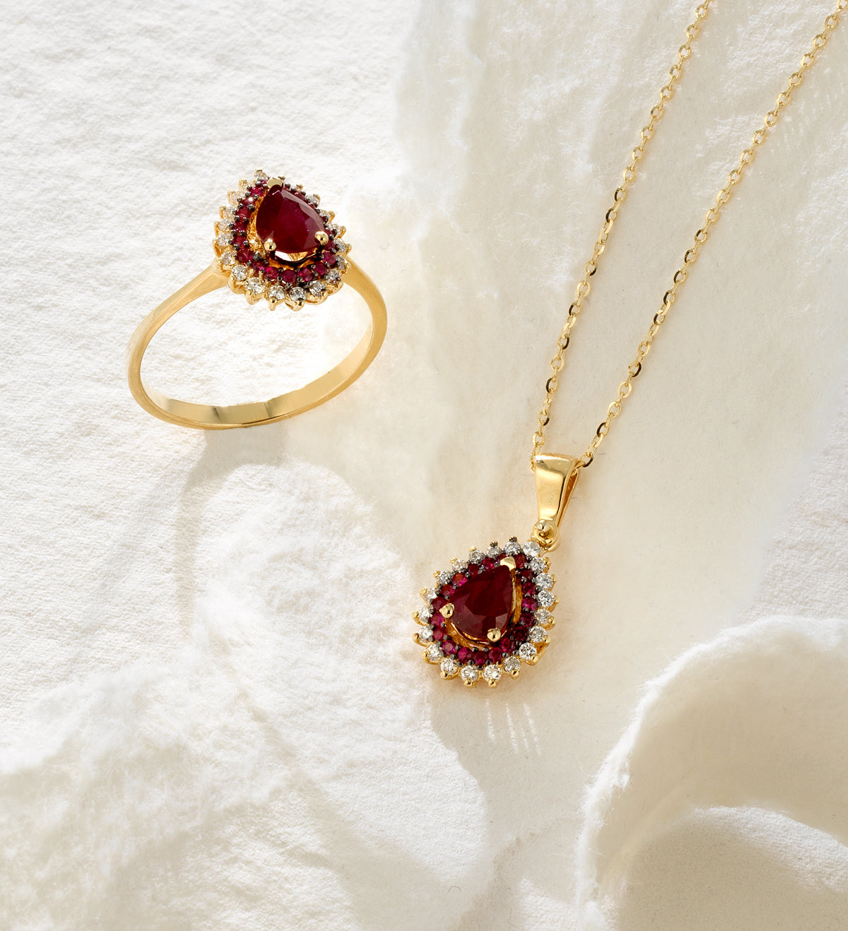 CIONDOLO IN ORO GIALLO CON DIAMANTI E RUBINI A GOCCIA