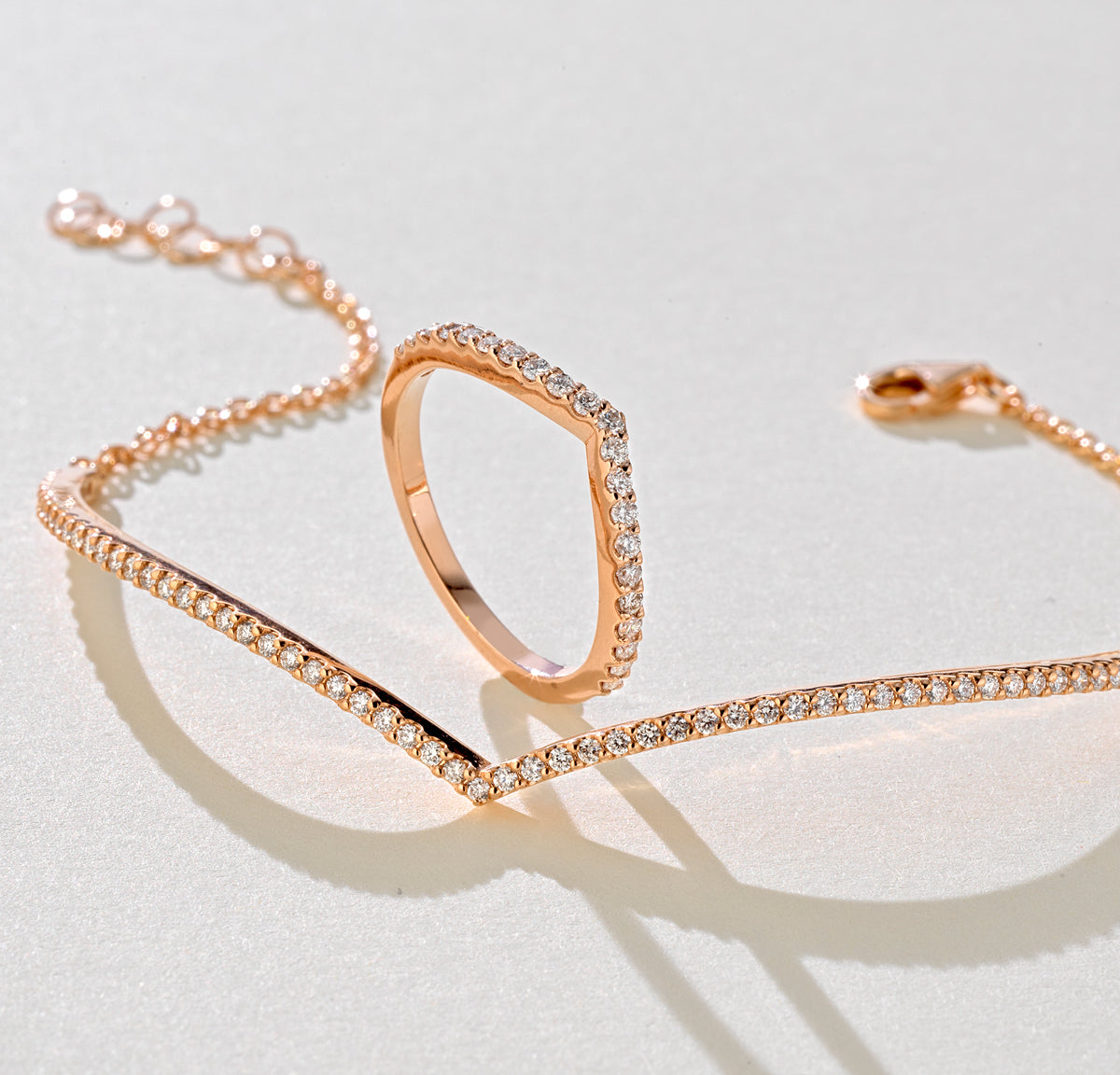 BRACCIALE A V IN ORO BIANCO CON DIAMANTI