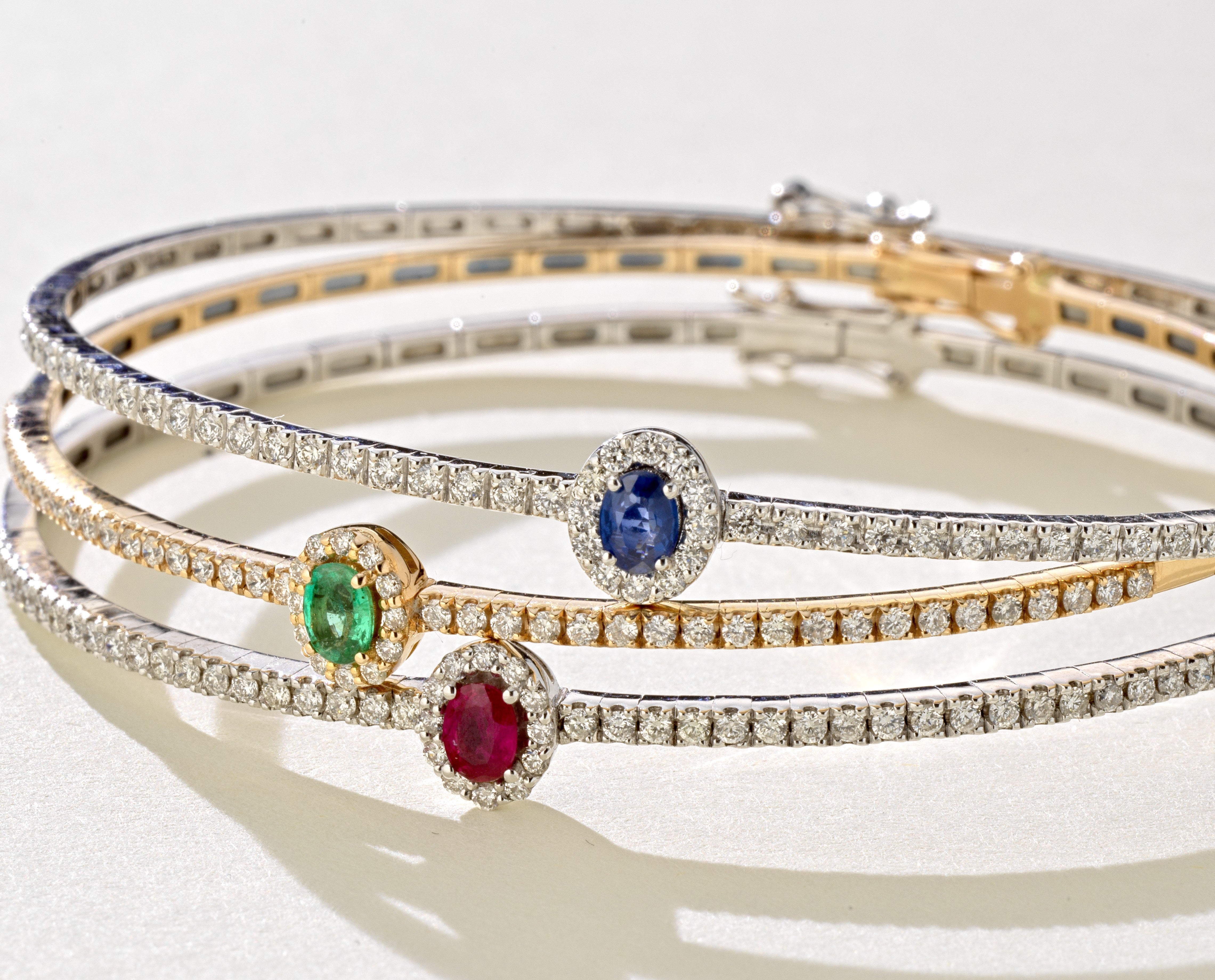 BRACCIALE IN ORO BIANCO CON OVALE SMERALDO E DIAMANTI