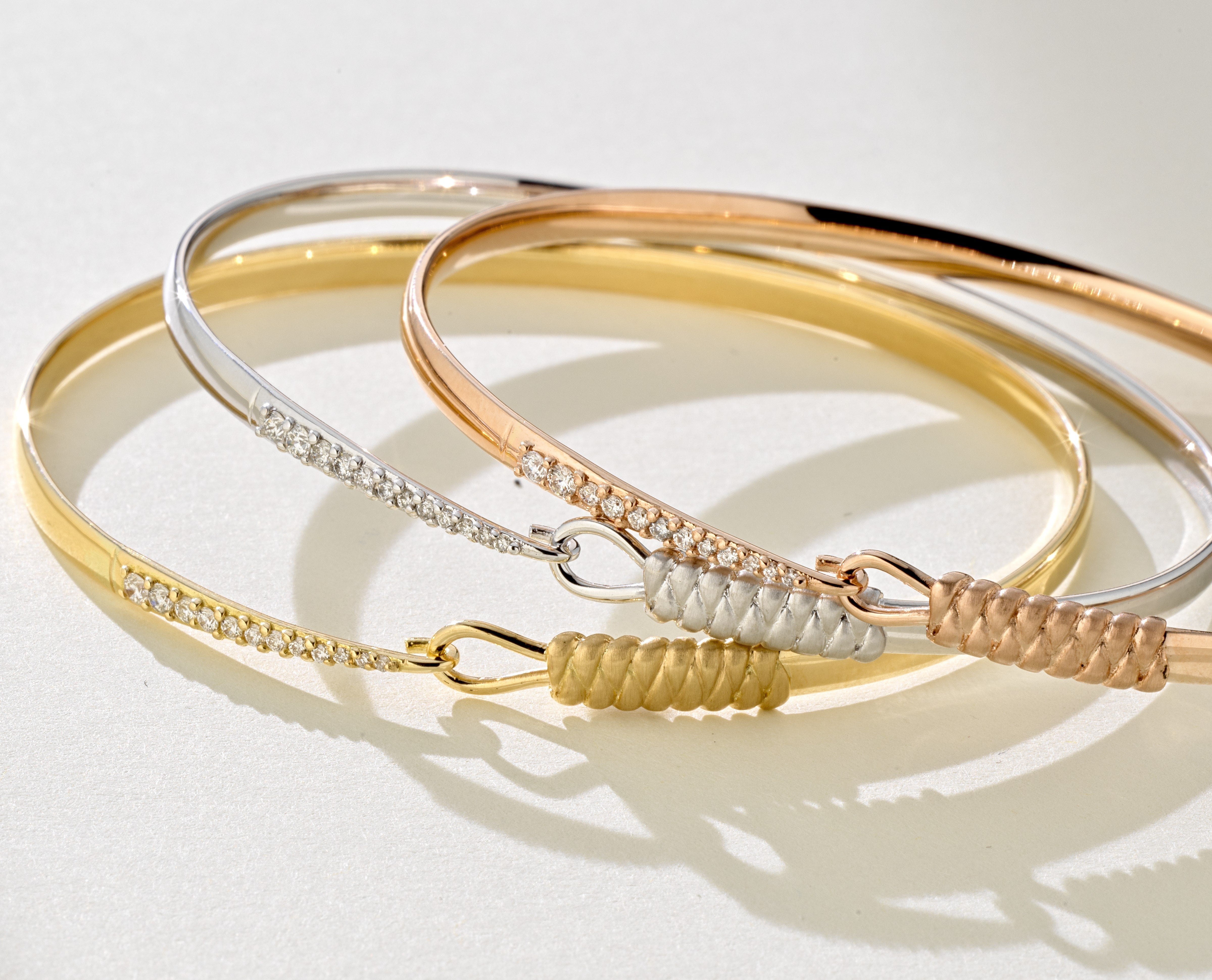 BRACCIALE RIGIDO IN ORO GIALLO CON DIAMANTI