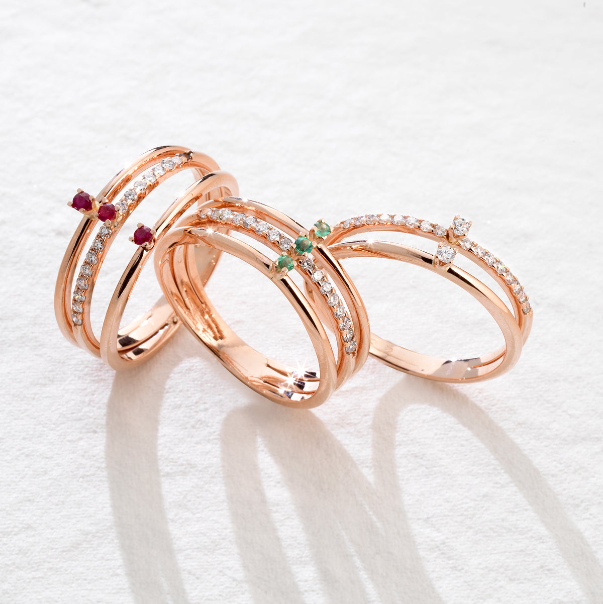 ANELLO IN ORO ROSA TRILOGY CON DIAMANTI E SMERALDI