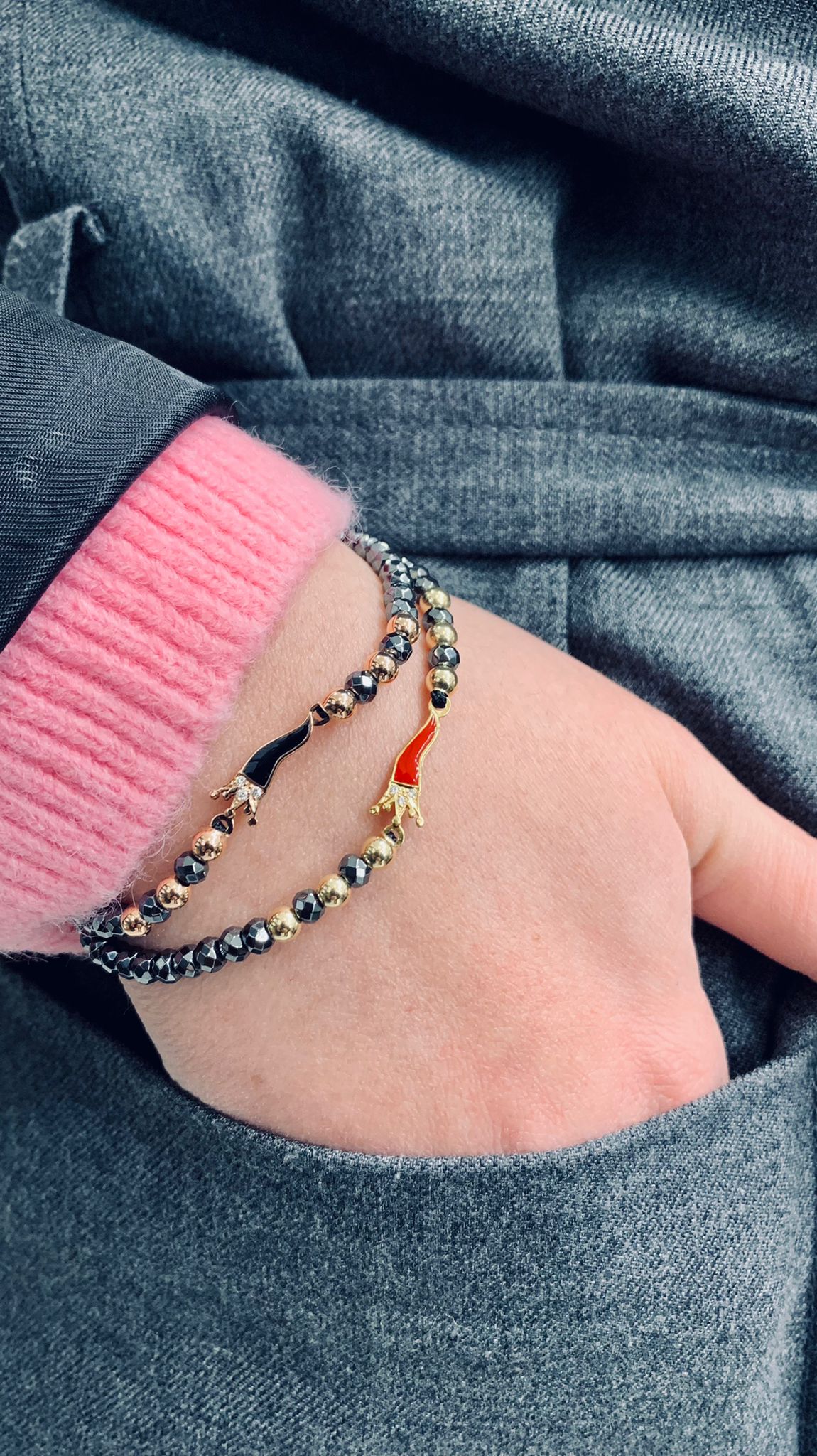 bracciale in oro giallo con corno smaltato rosso ematite e diamanti