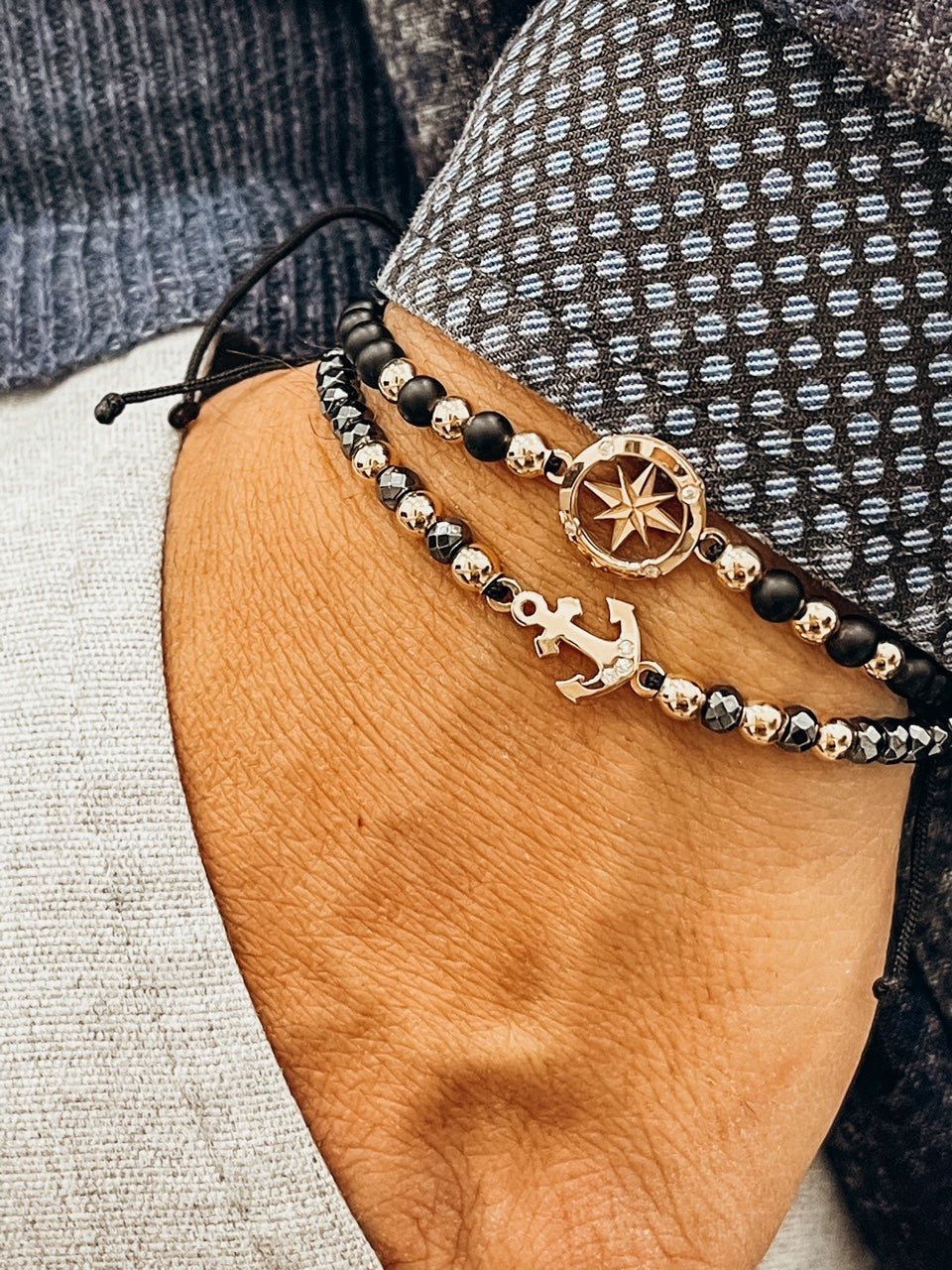 Bracciale in cordino ematite briolè, sfere e rosa dei venti in oro bianco e diamante