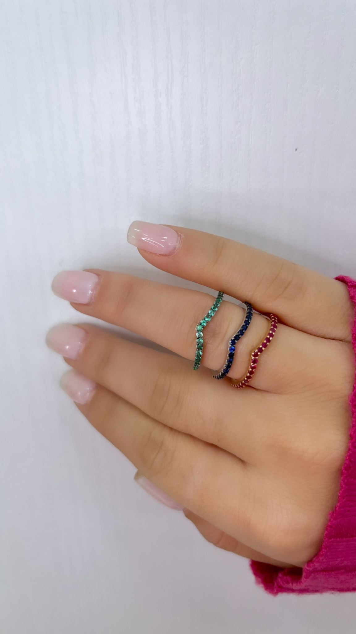 ANELLO A V PICCOLO IN ORO BIANCO CON SMERALDI