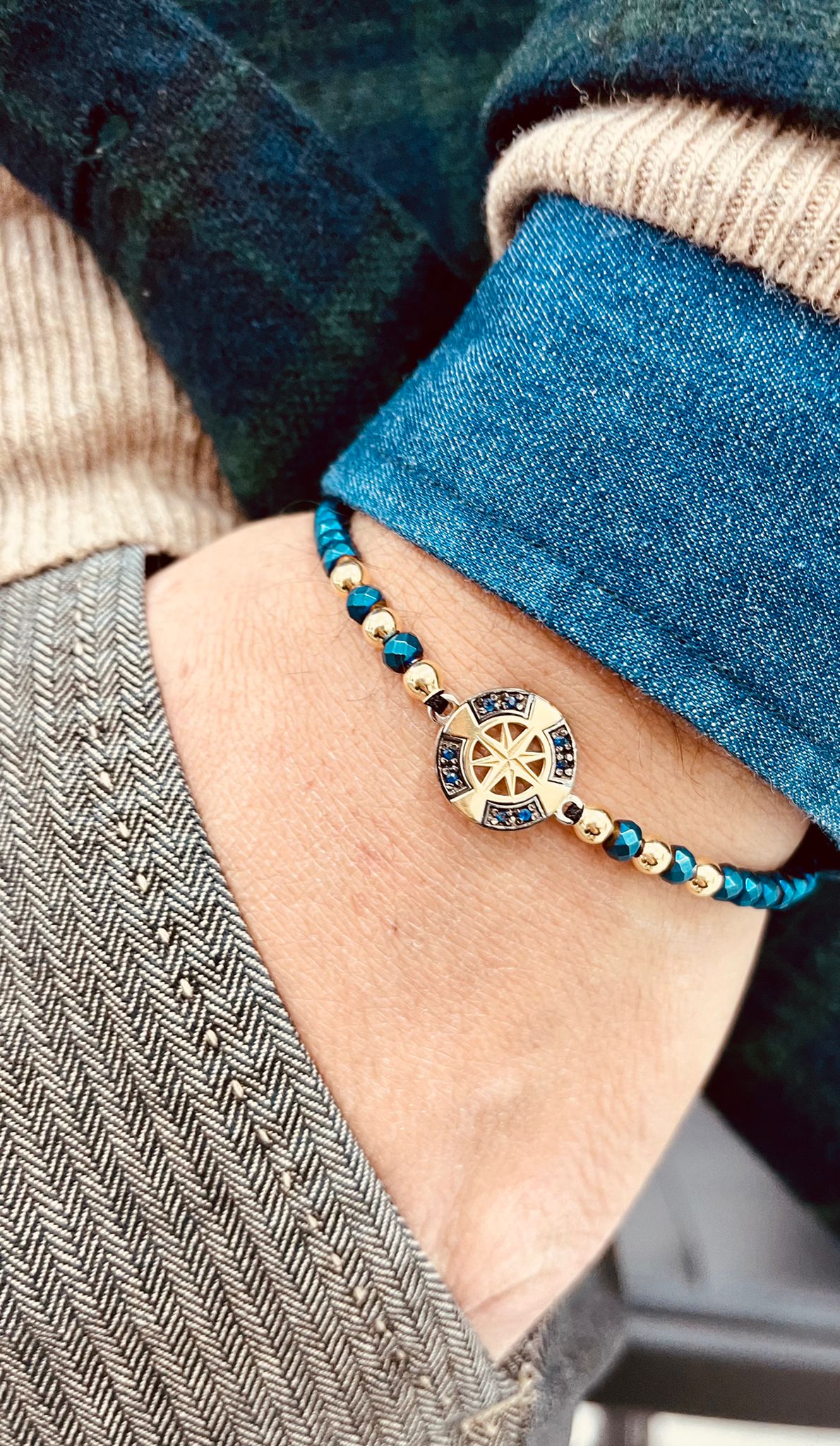 bracciale rosa dei venti in oro giallo con ematite blu  e zaffiri