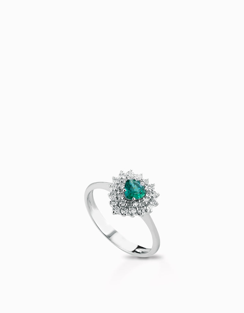 Anello a forma di cuore con diamanti e smeraldo