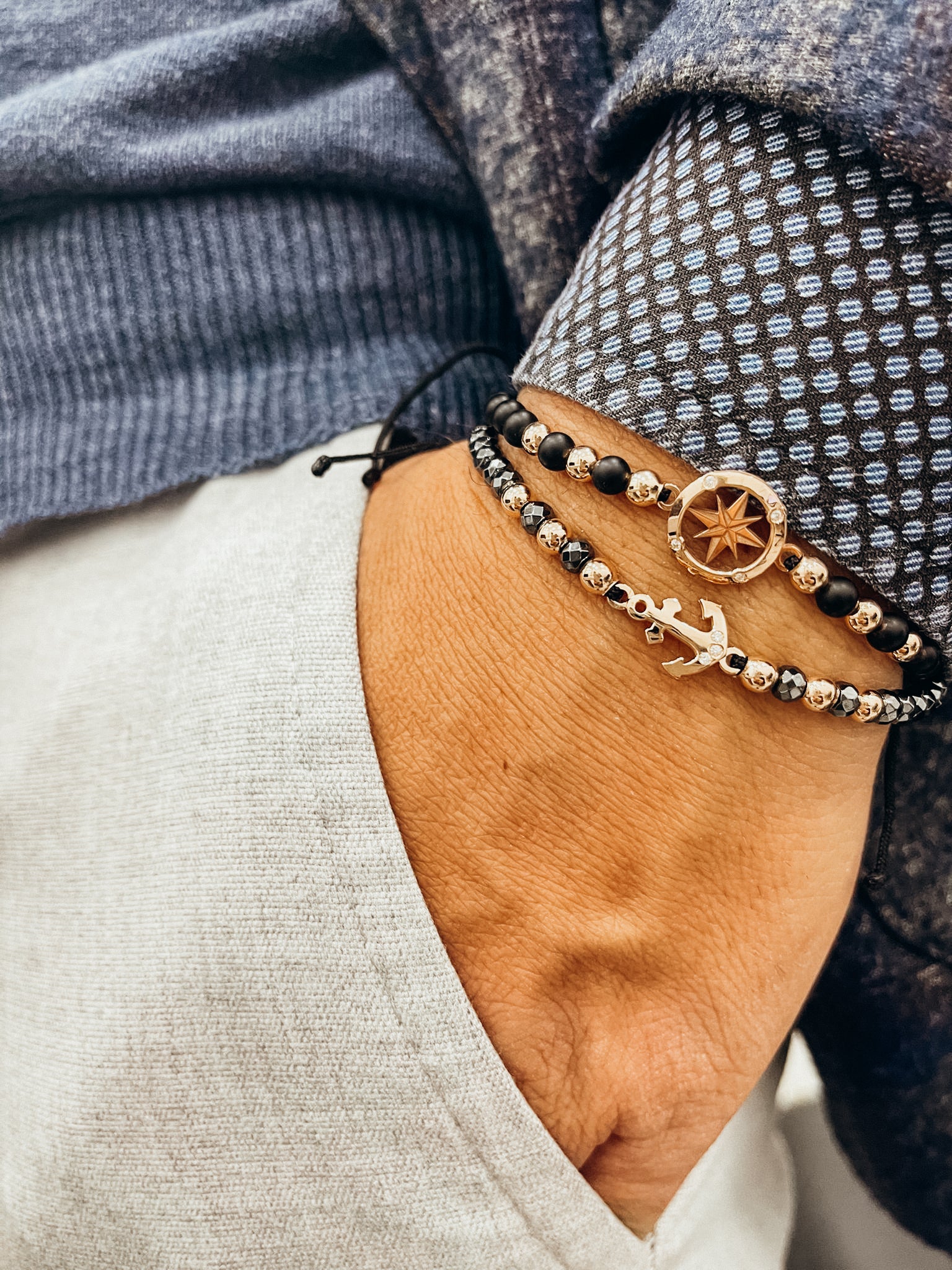 Bracciale in cordino con ematite briolè, sfere e rosa dei venti in oro giallo e diamanti